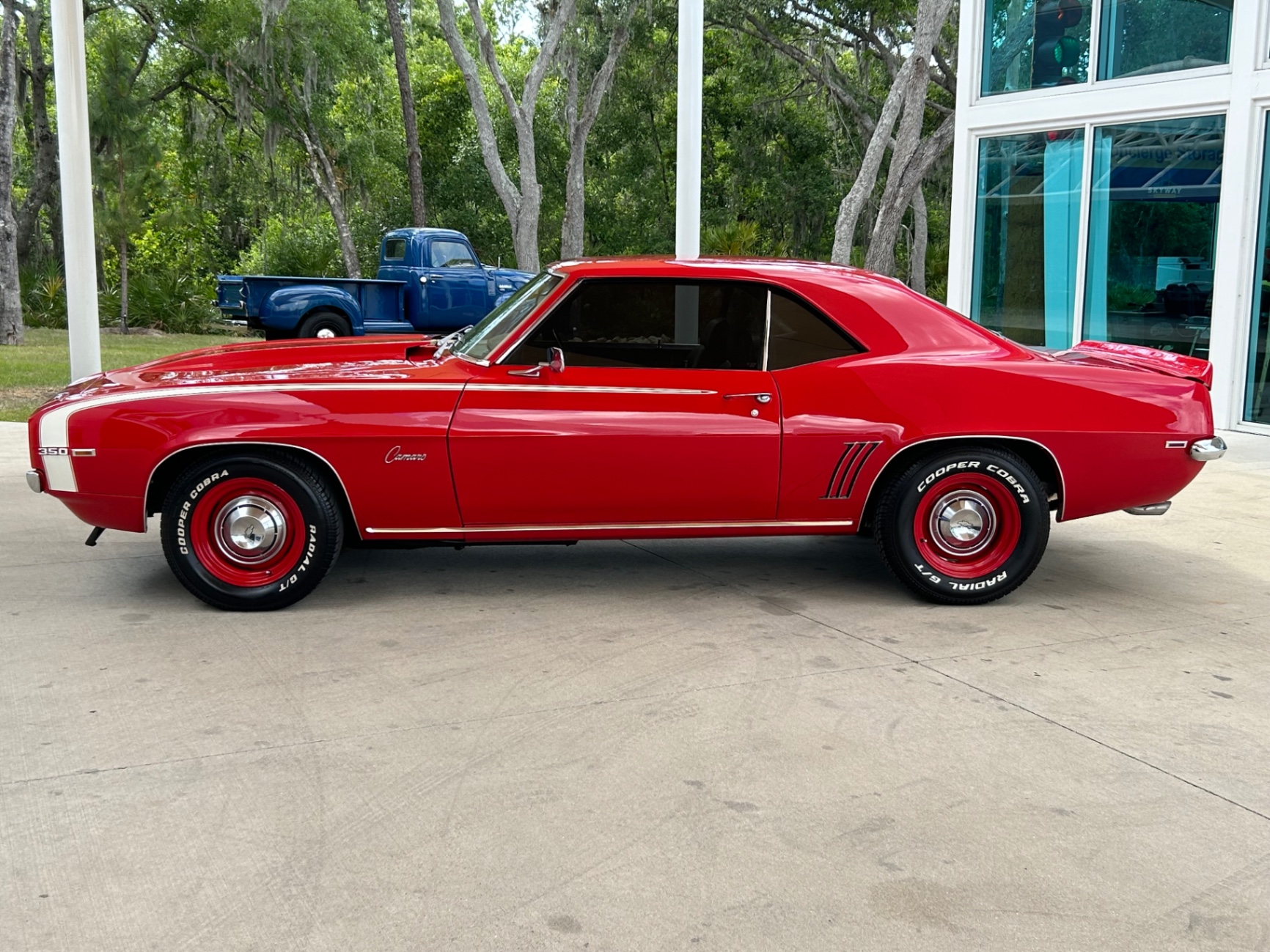 Vehicle photo 11