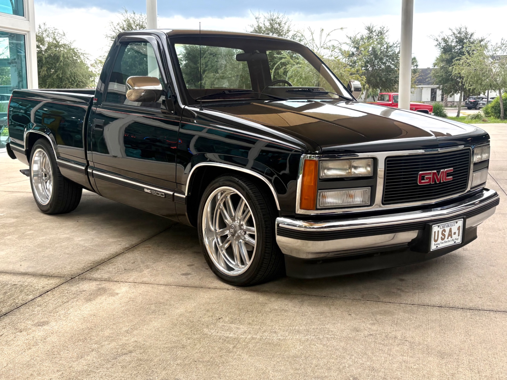 Vehicle photo 4
