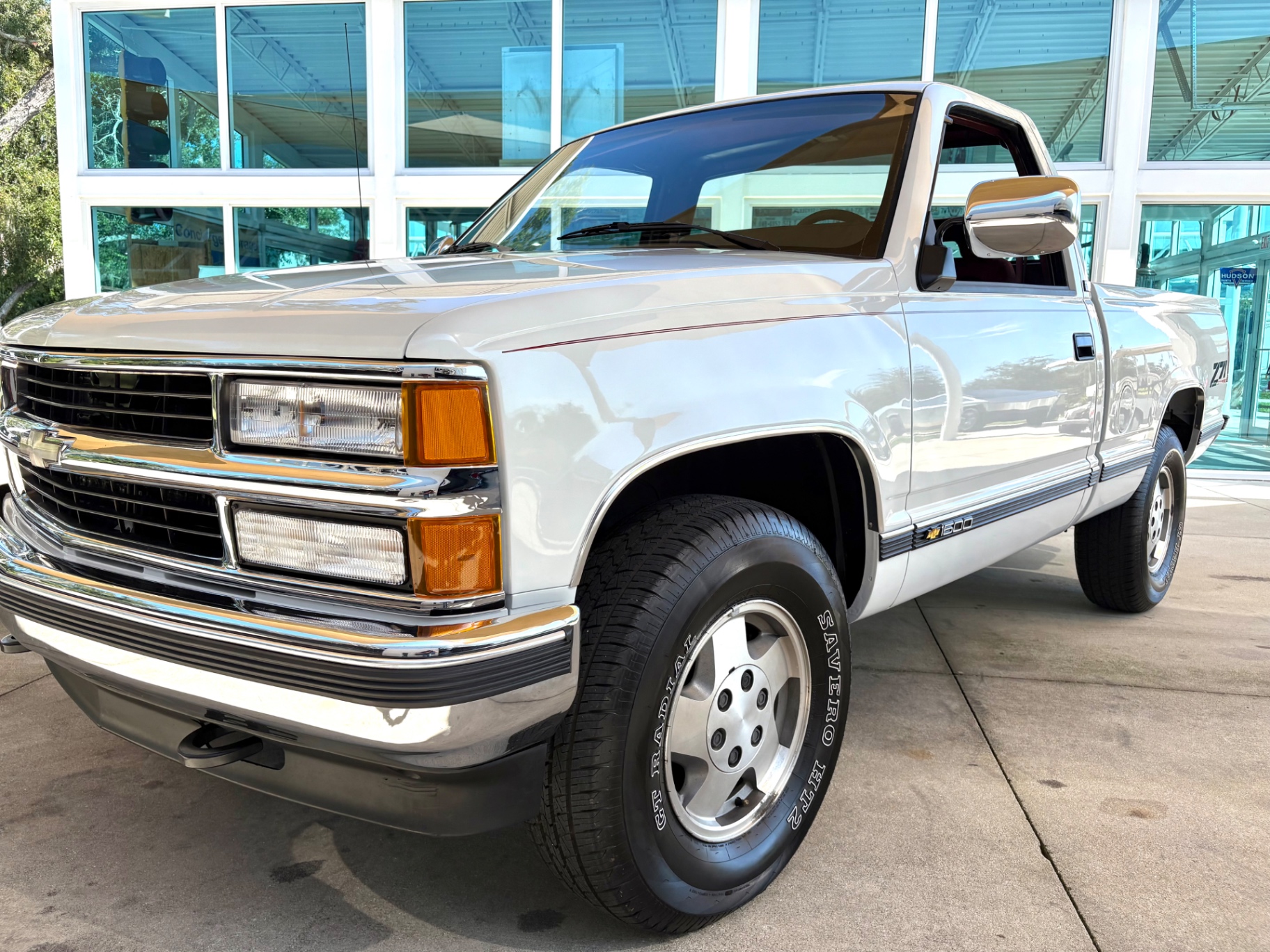 Vehicle photo 11