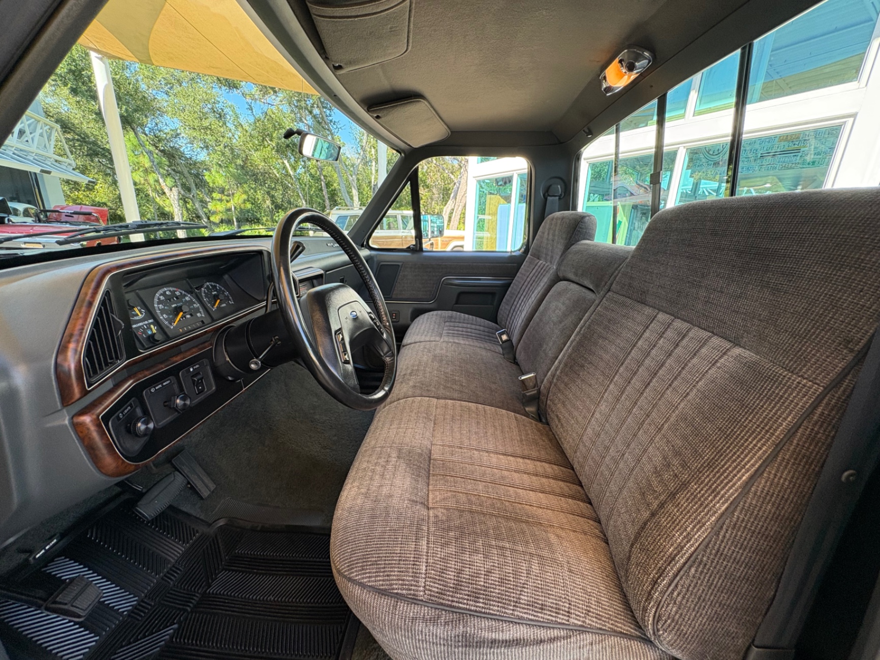 Vehicle photo 32
