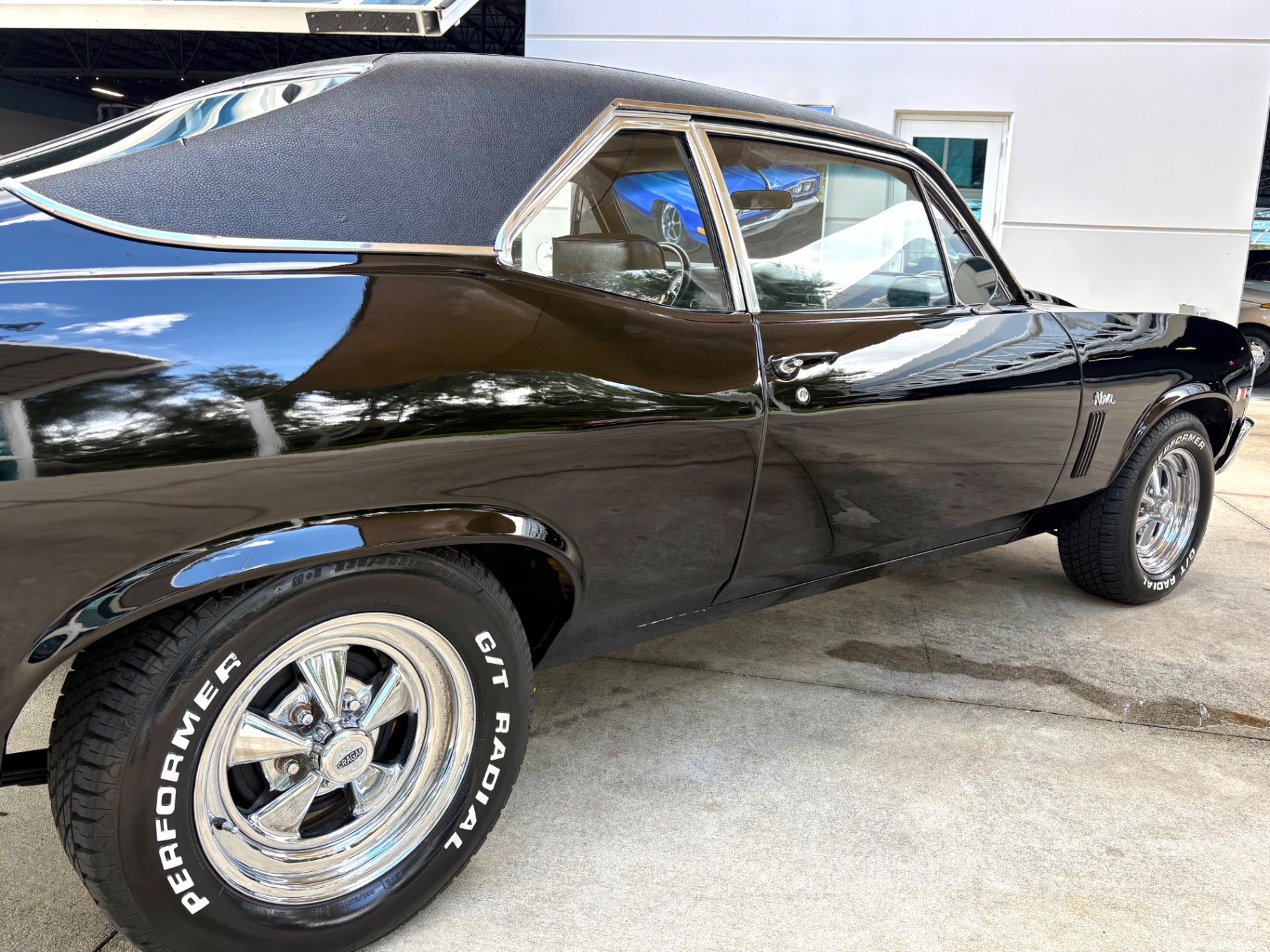 Vehicle photo 17