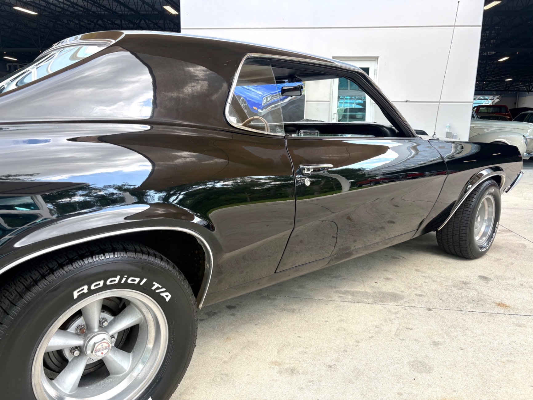 Vehicle photo 17