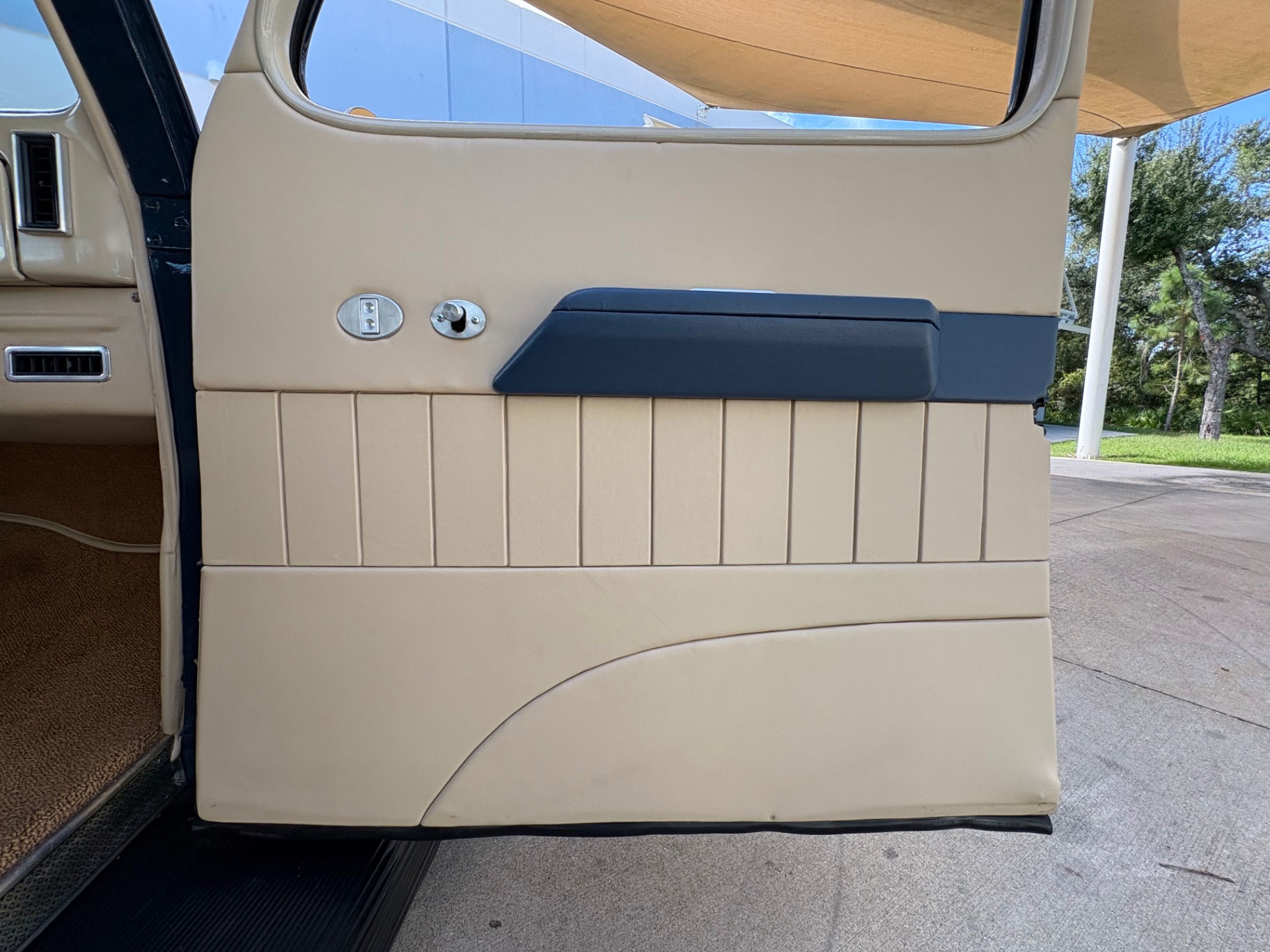 Vehicle photo 33