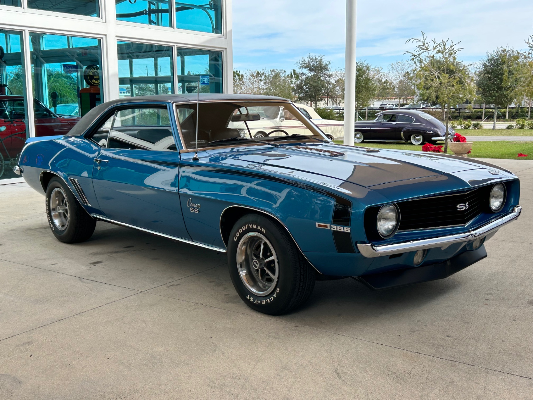 Vehicle photo 3