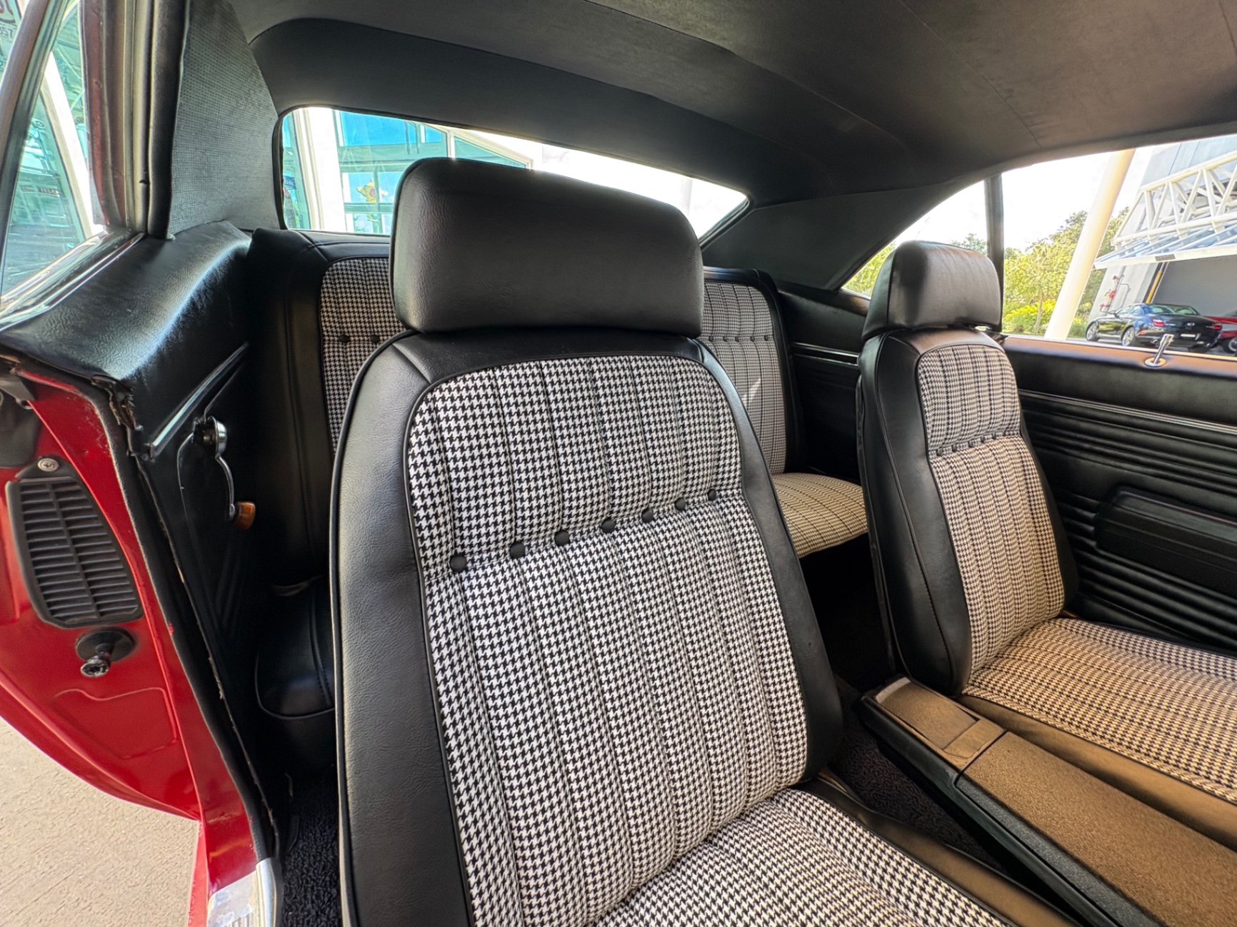 Vehicle photo 43
