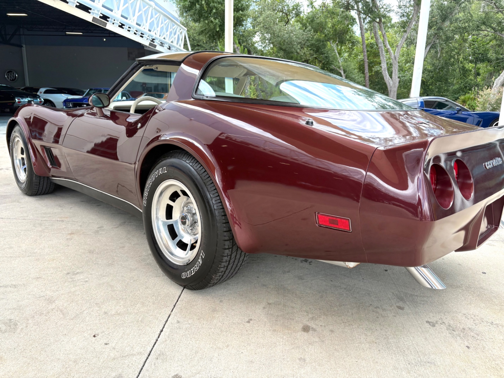Vehicle photo 15