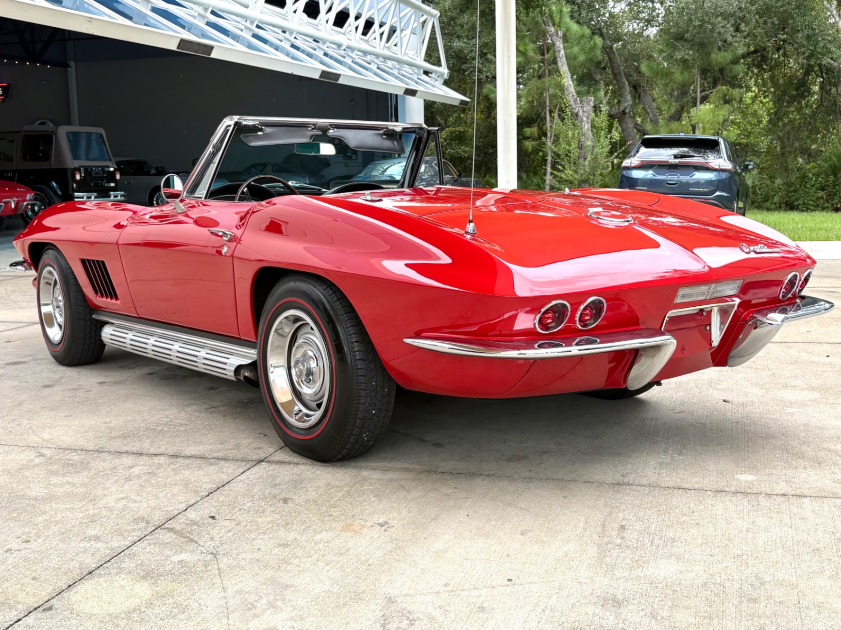 Vehicle photo 9
