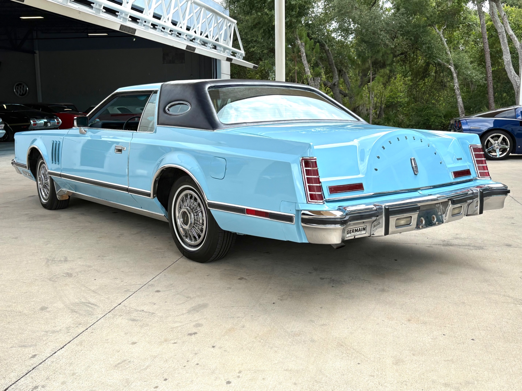 Vehicle photo 9