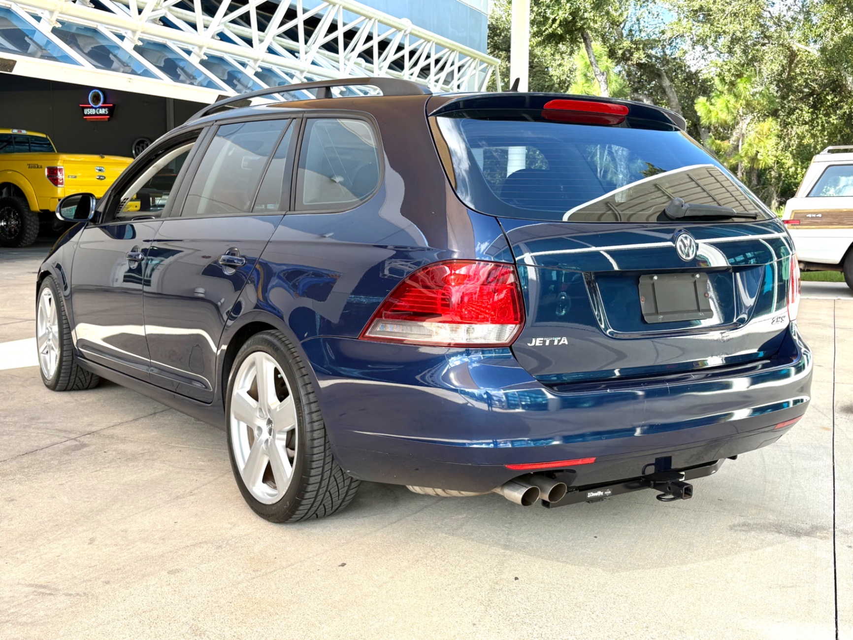 Vehicle photo 9