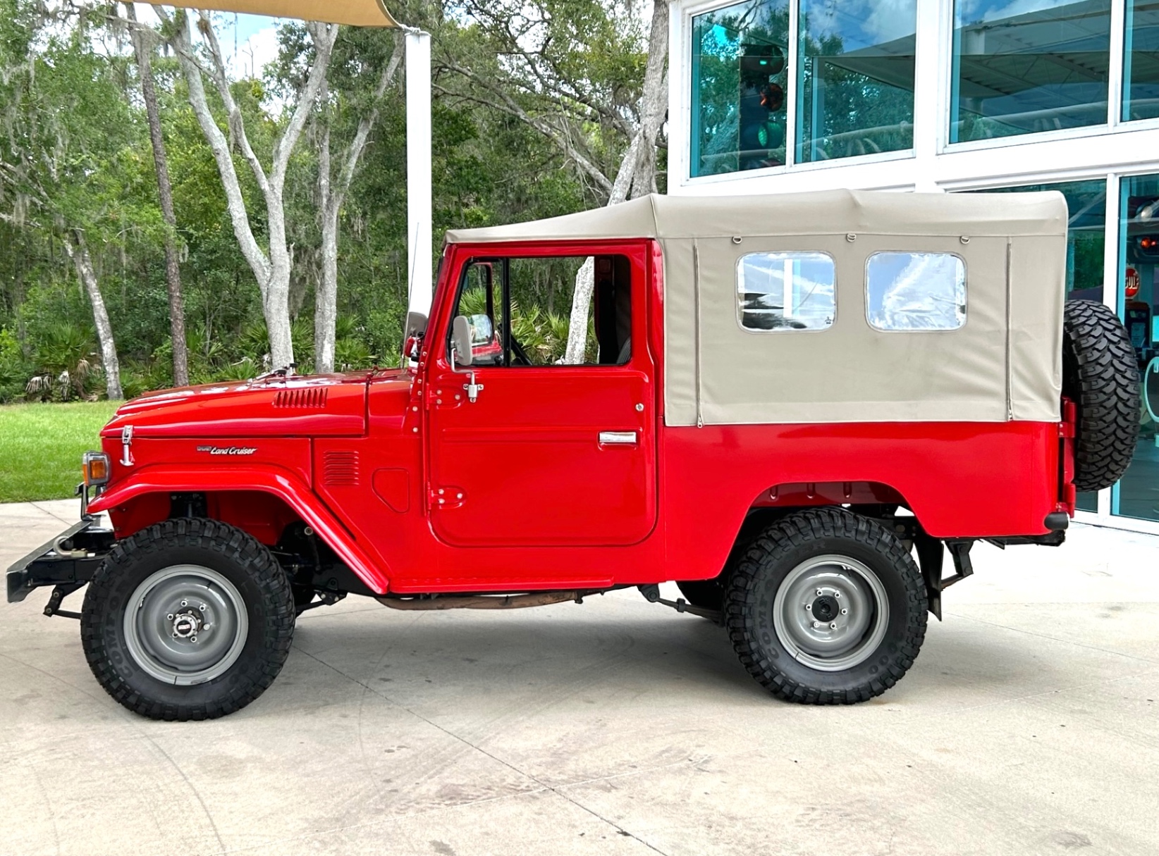 Vehicle photo 11