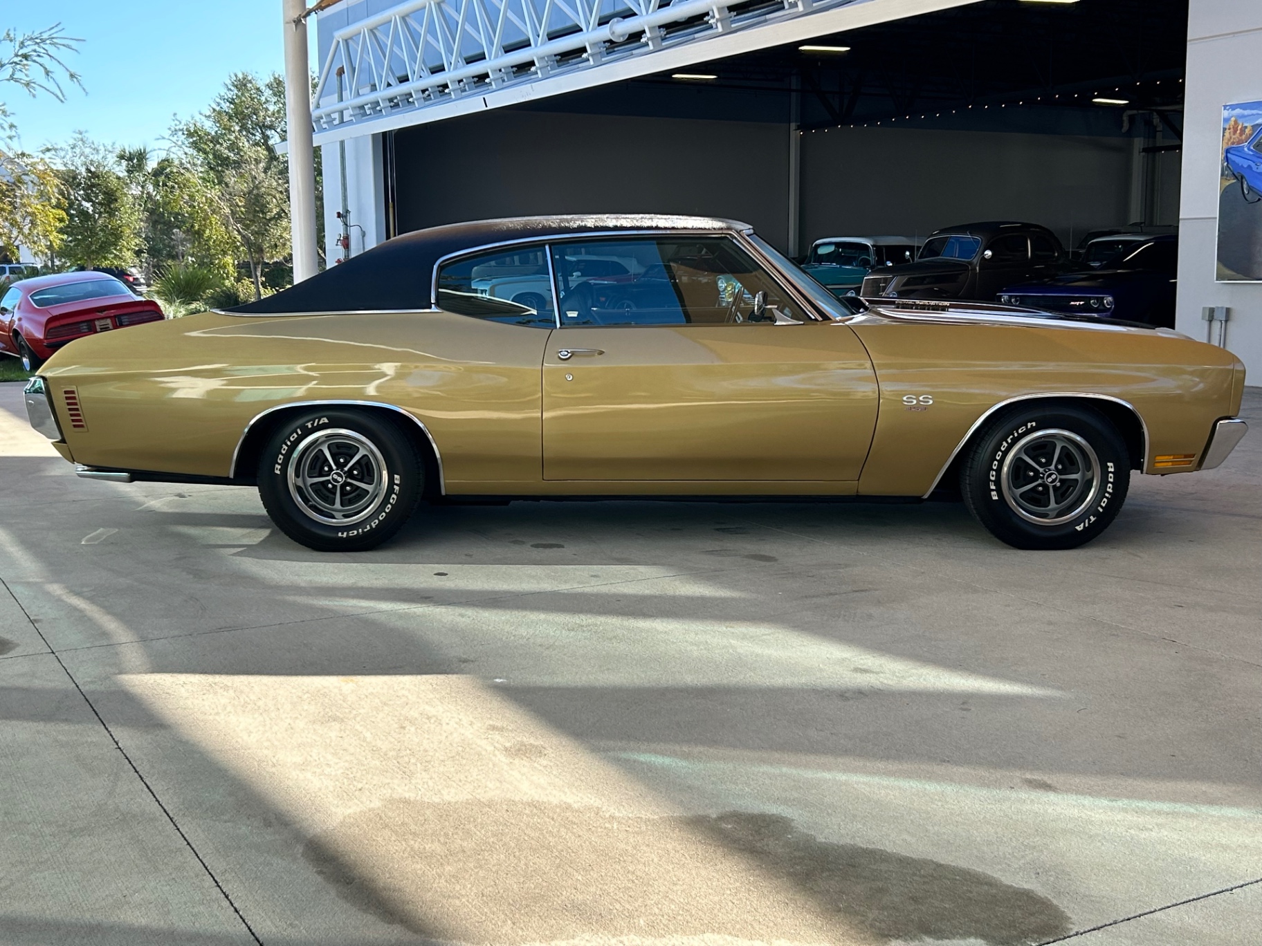 Vehicle photo 4