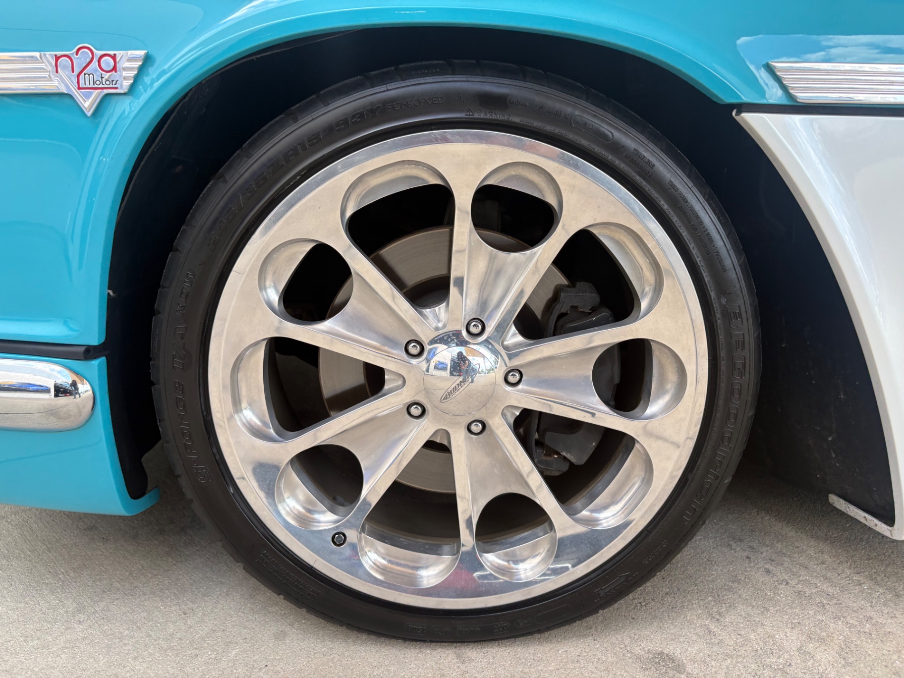 Vehicle photo 26