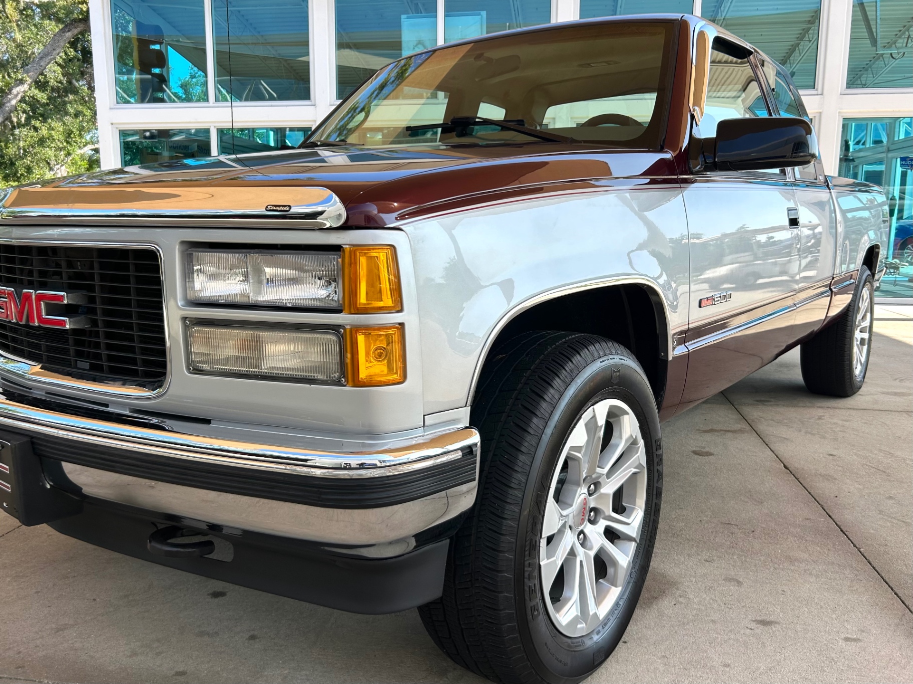 Vehicle photo 11
