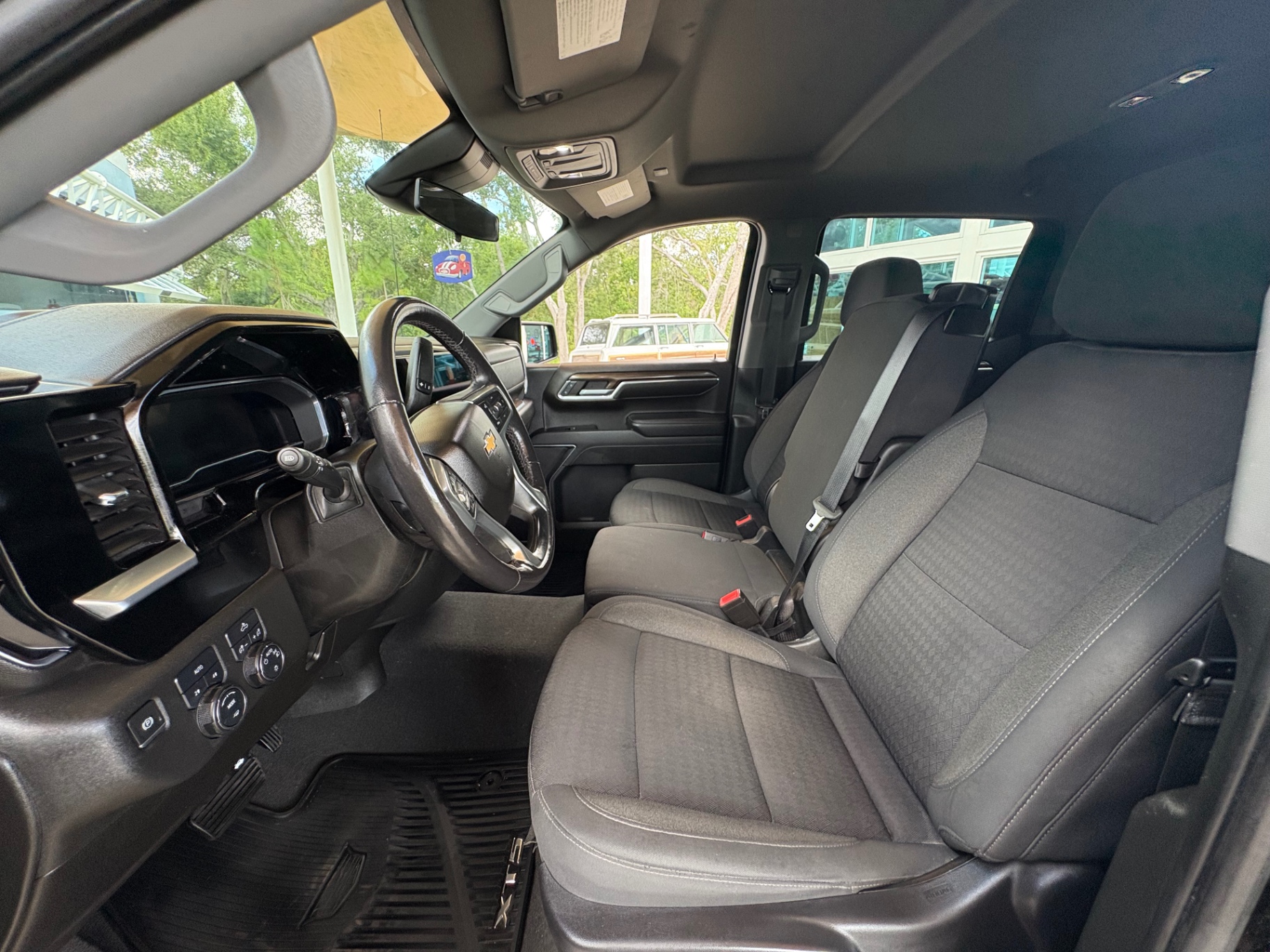 Vehicle photo 31