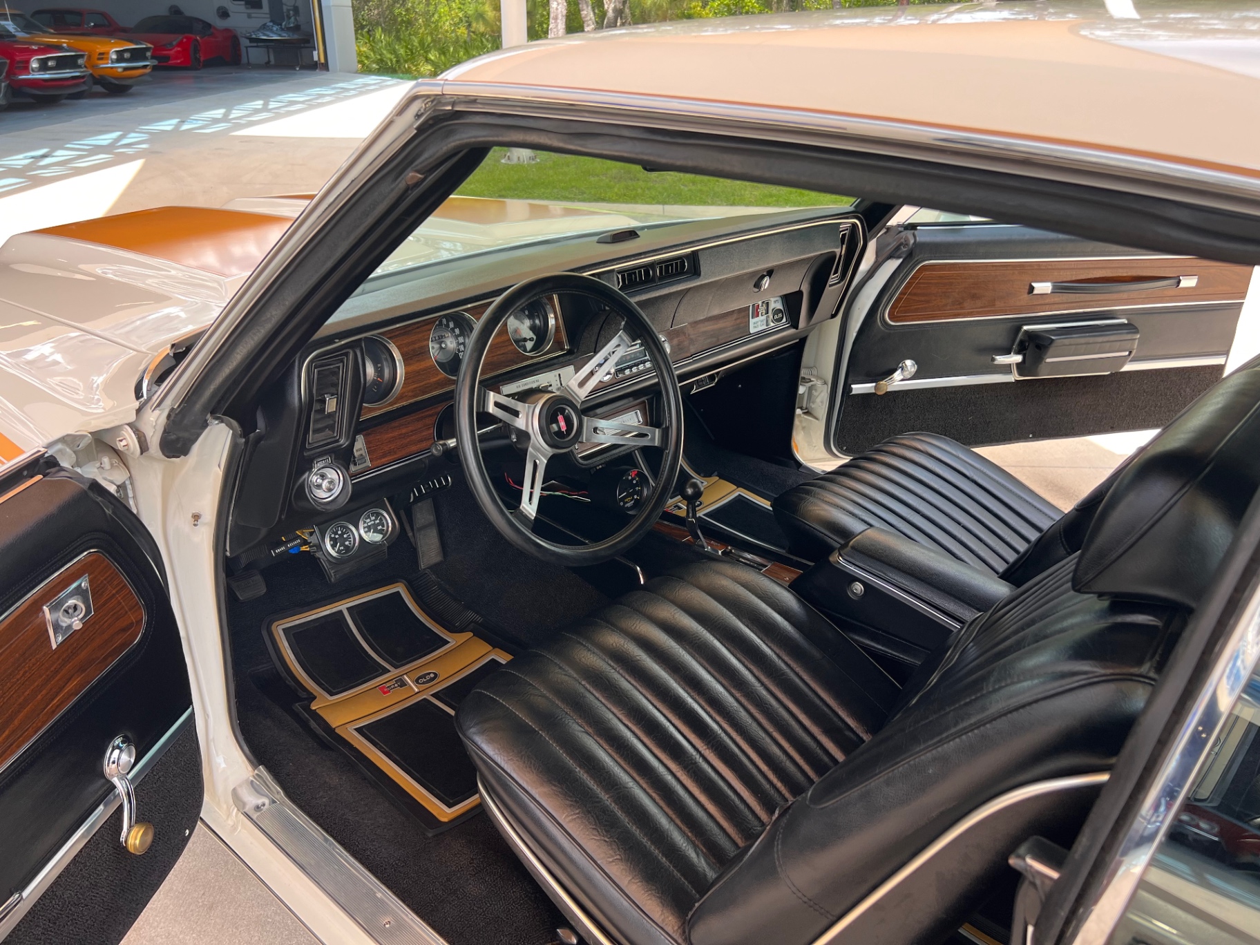 Vehicle photo 23