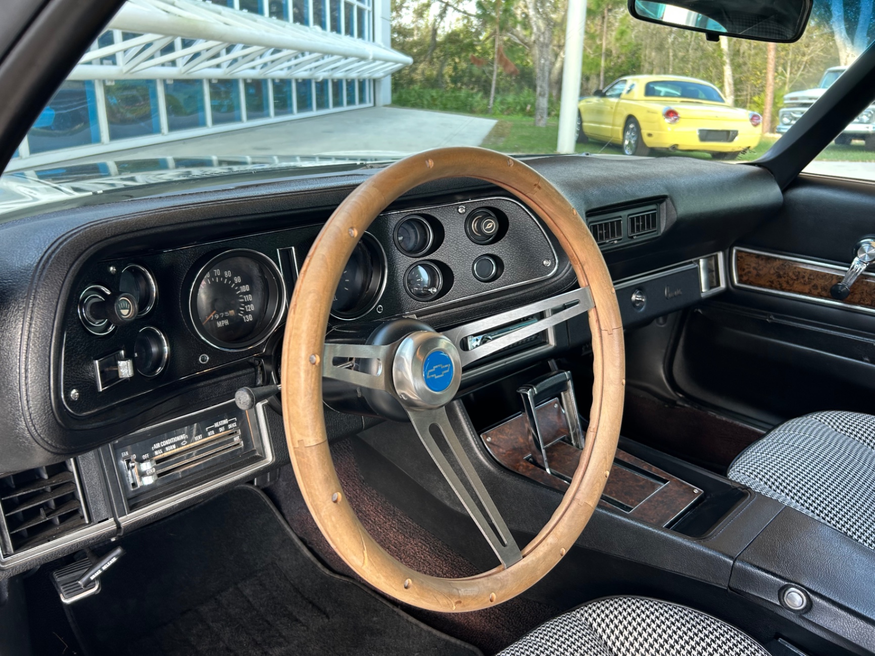 Vehicle photo 30