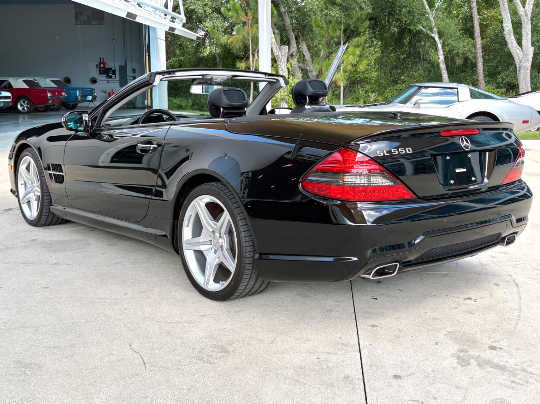 Vehicle photo 9