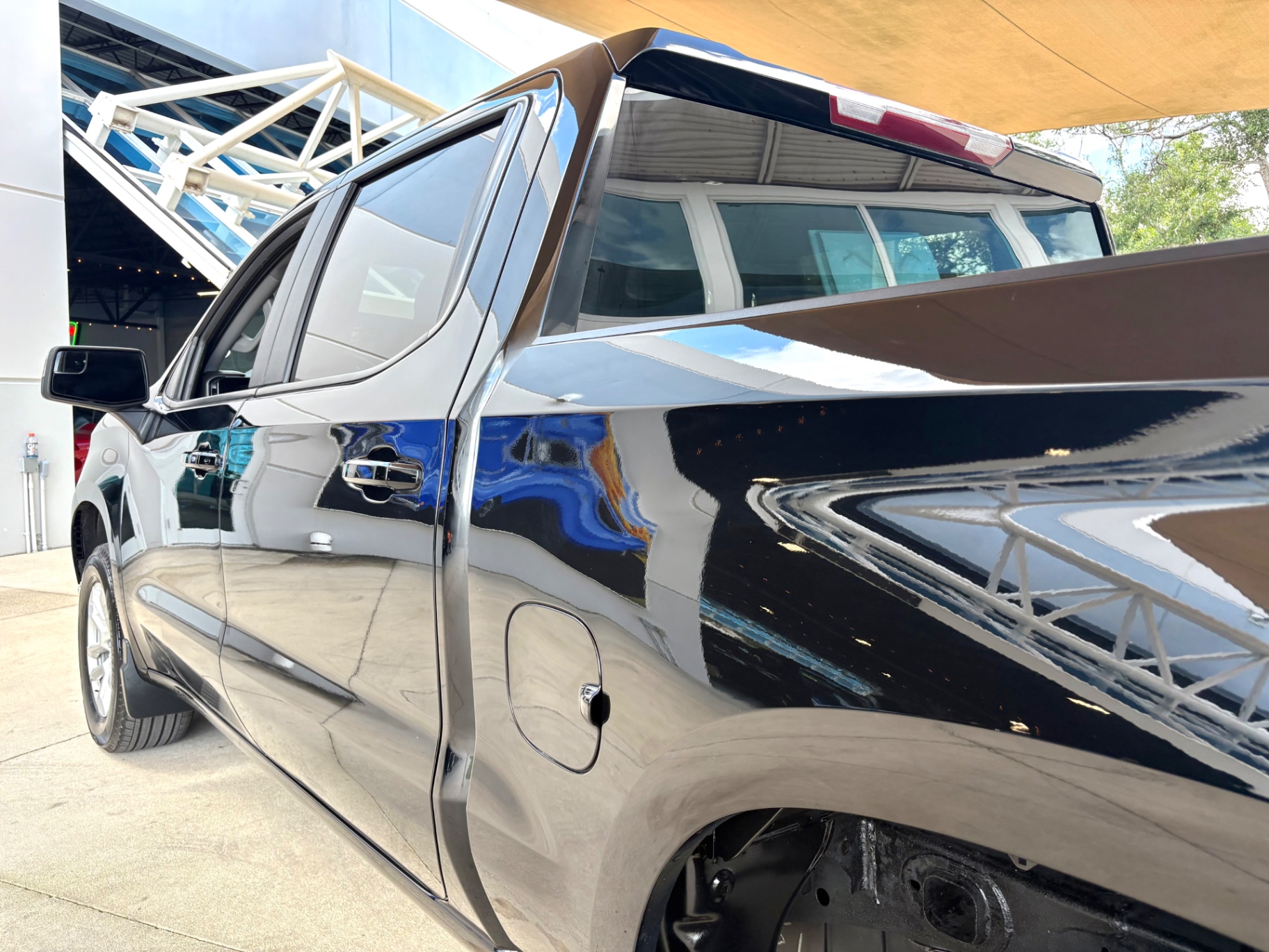 Vehicle photo 13