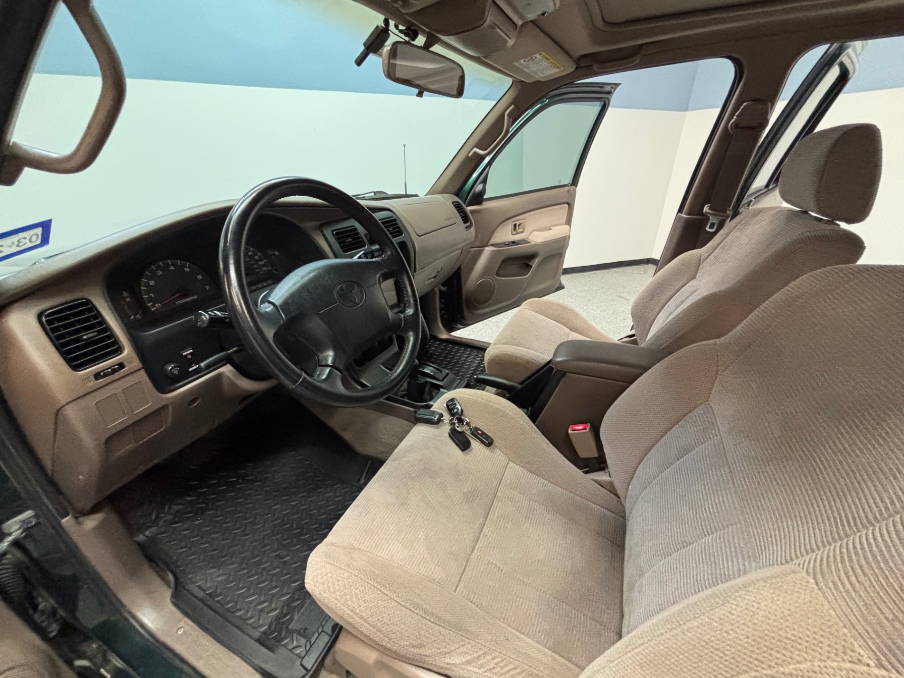 Vehicle photo 17