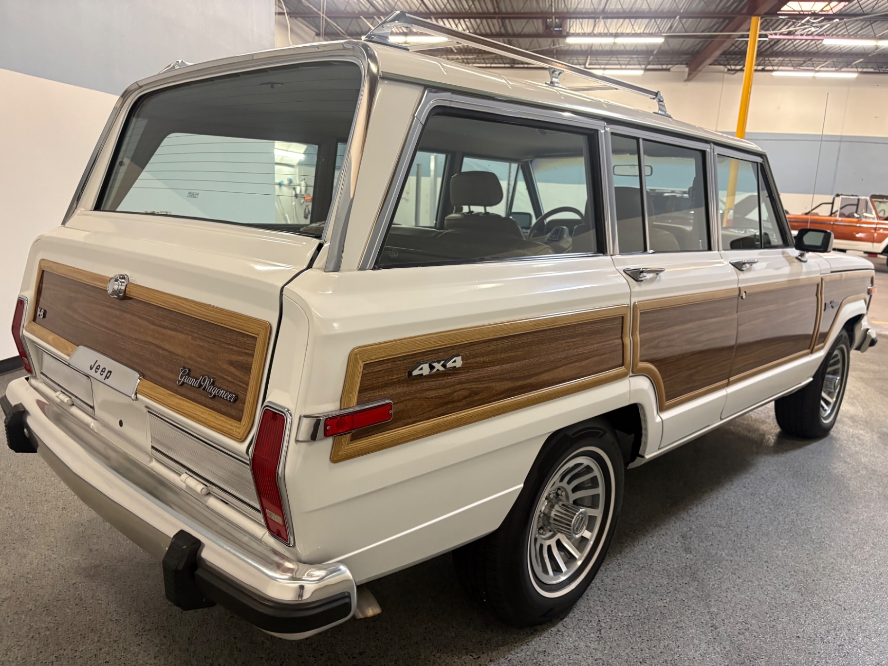 Vehicle photo 6