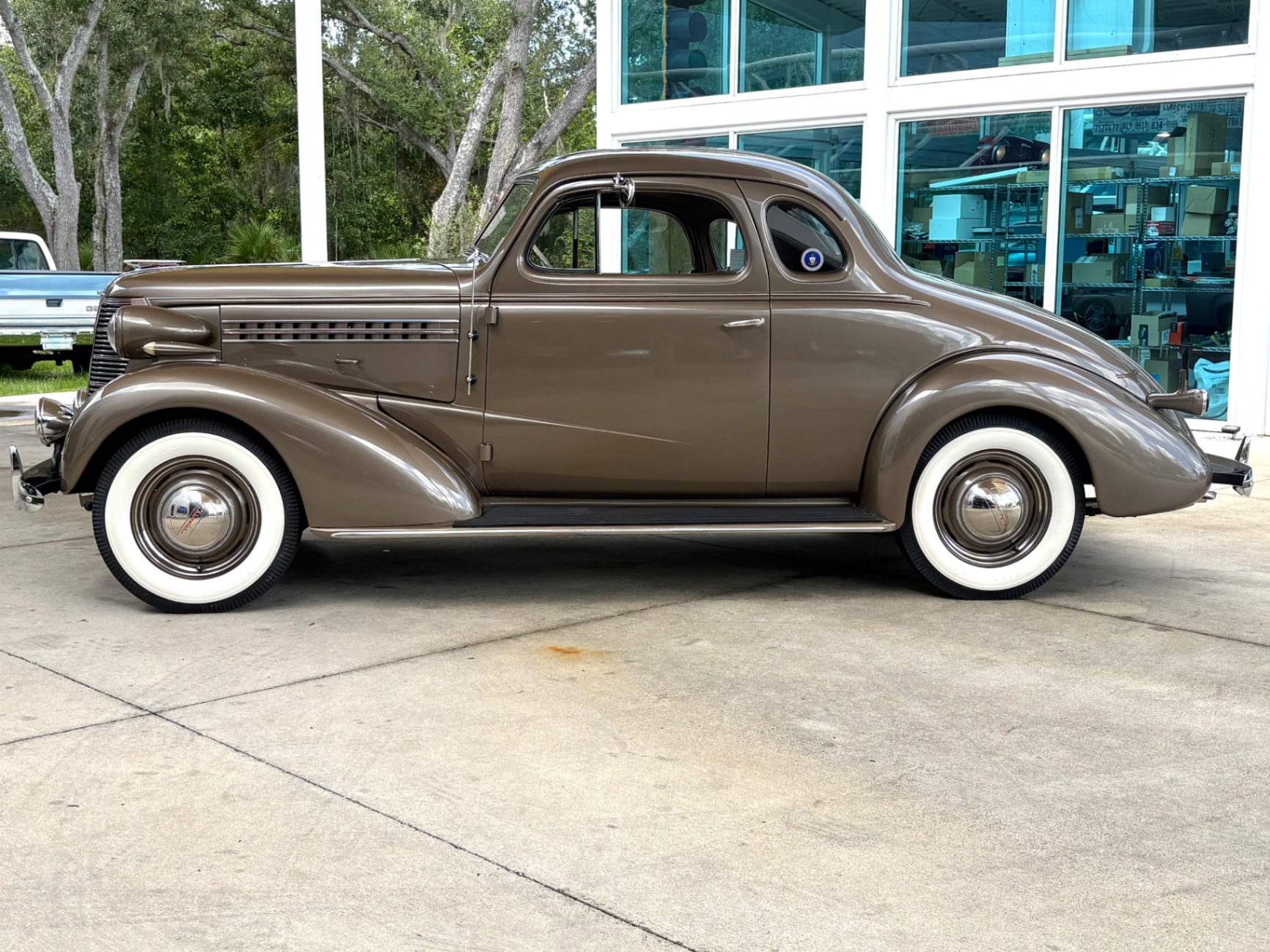 Vehicle photo 10