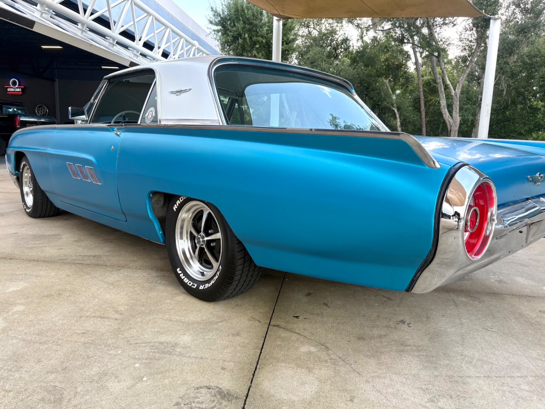 Vehicle photo 15