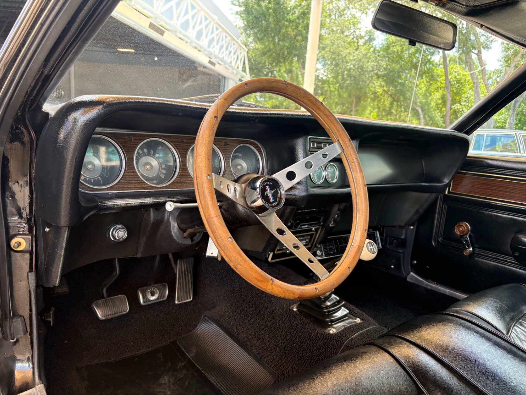 Vehicle photo 31