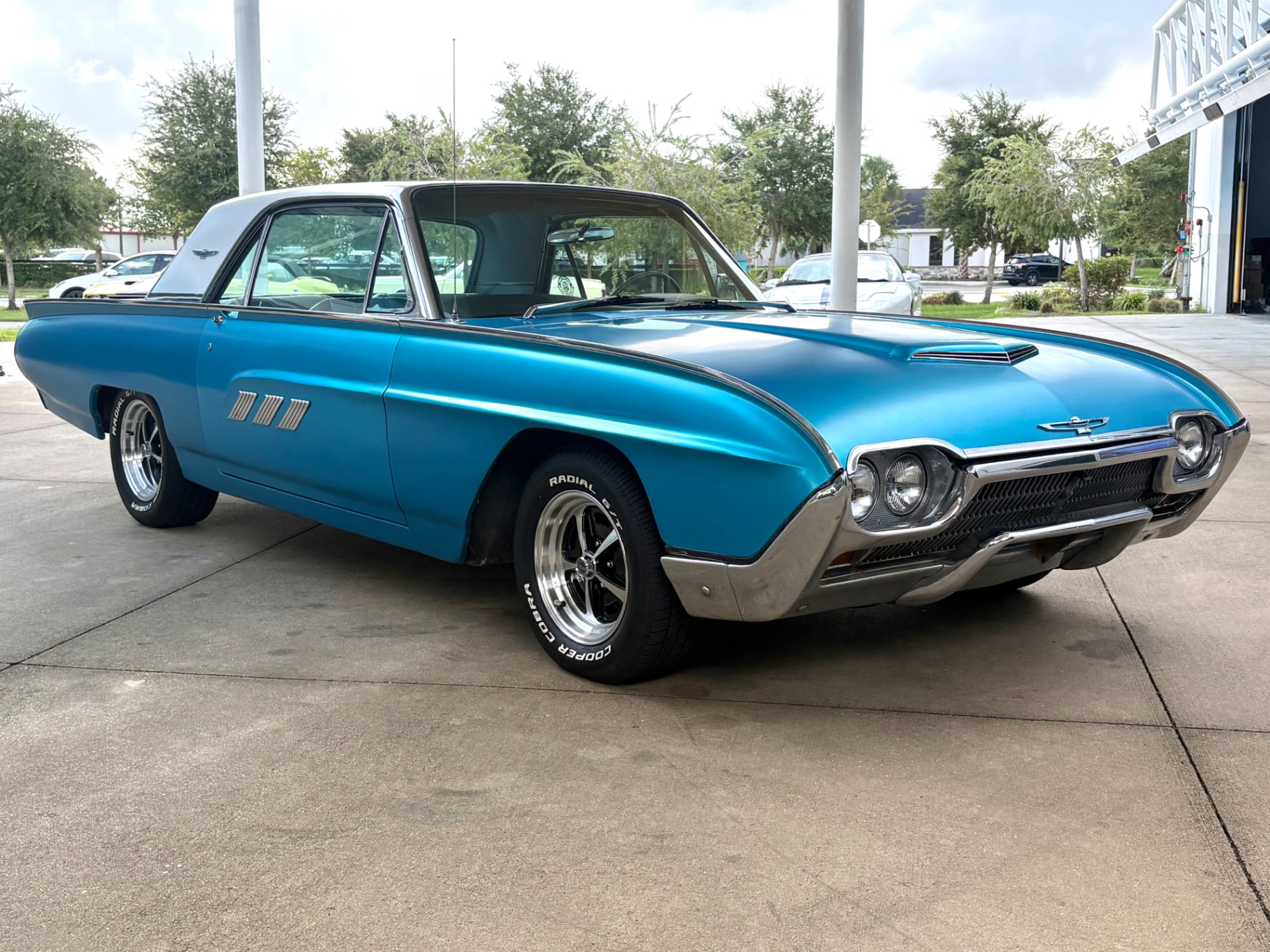 Vehicle photo 7
