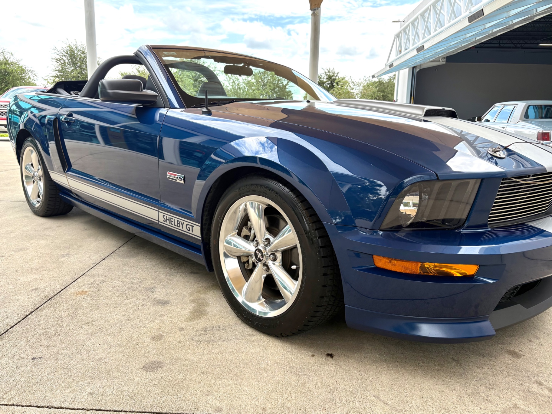 Vehicle photo 19