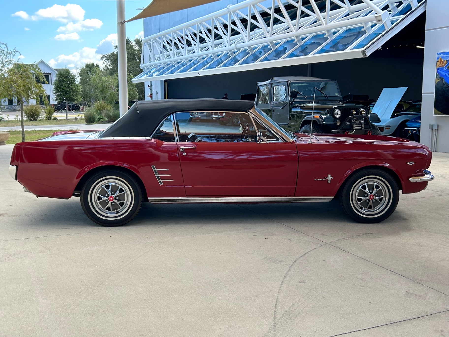 Vehicle photo 13