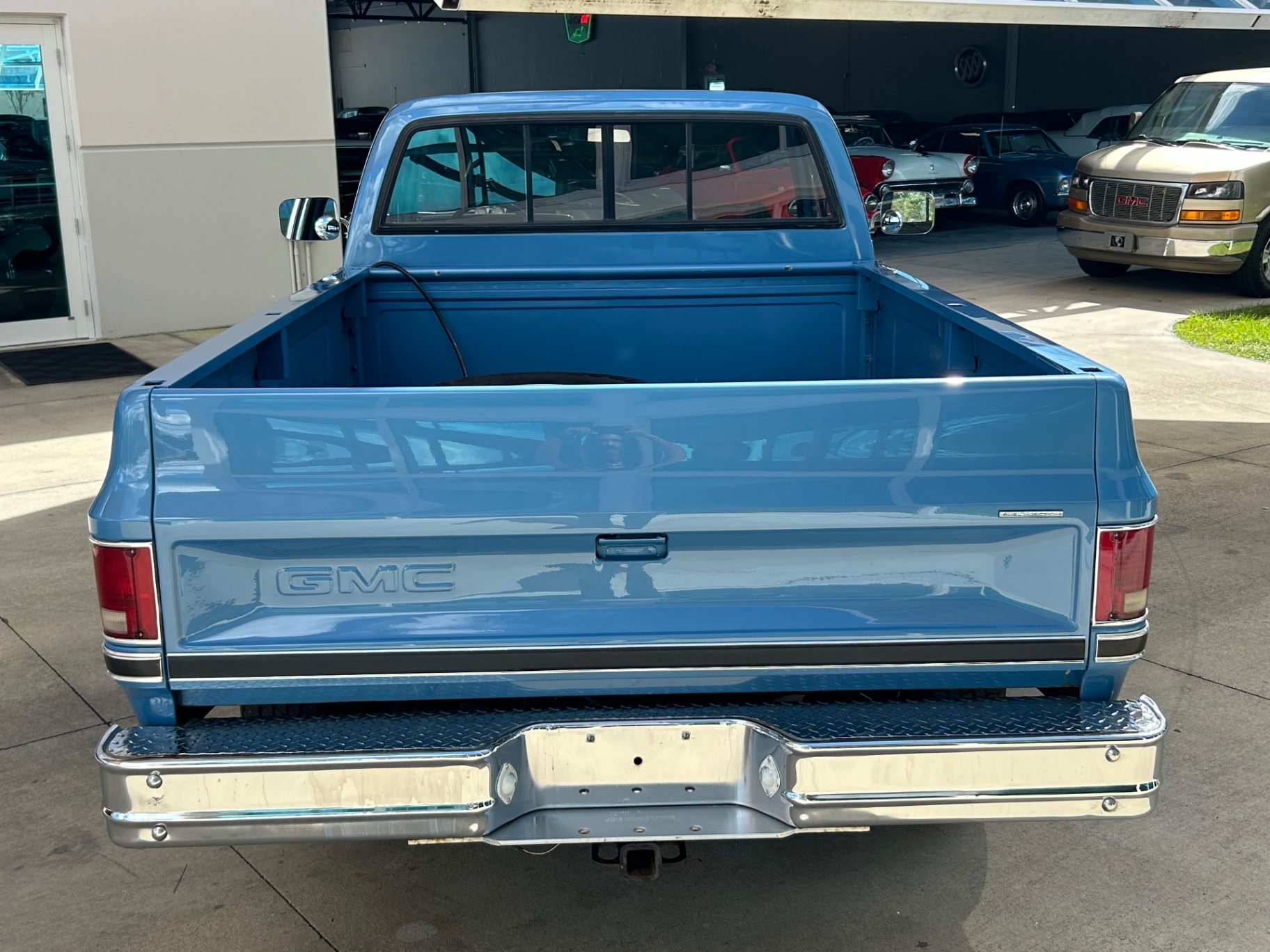 Vehicle photo 6