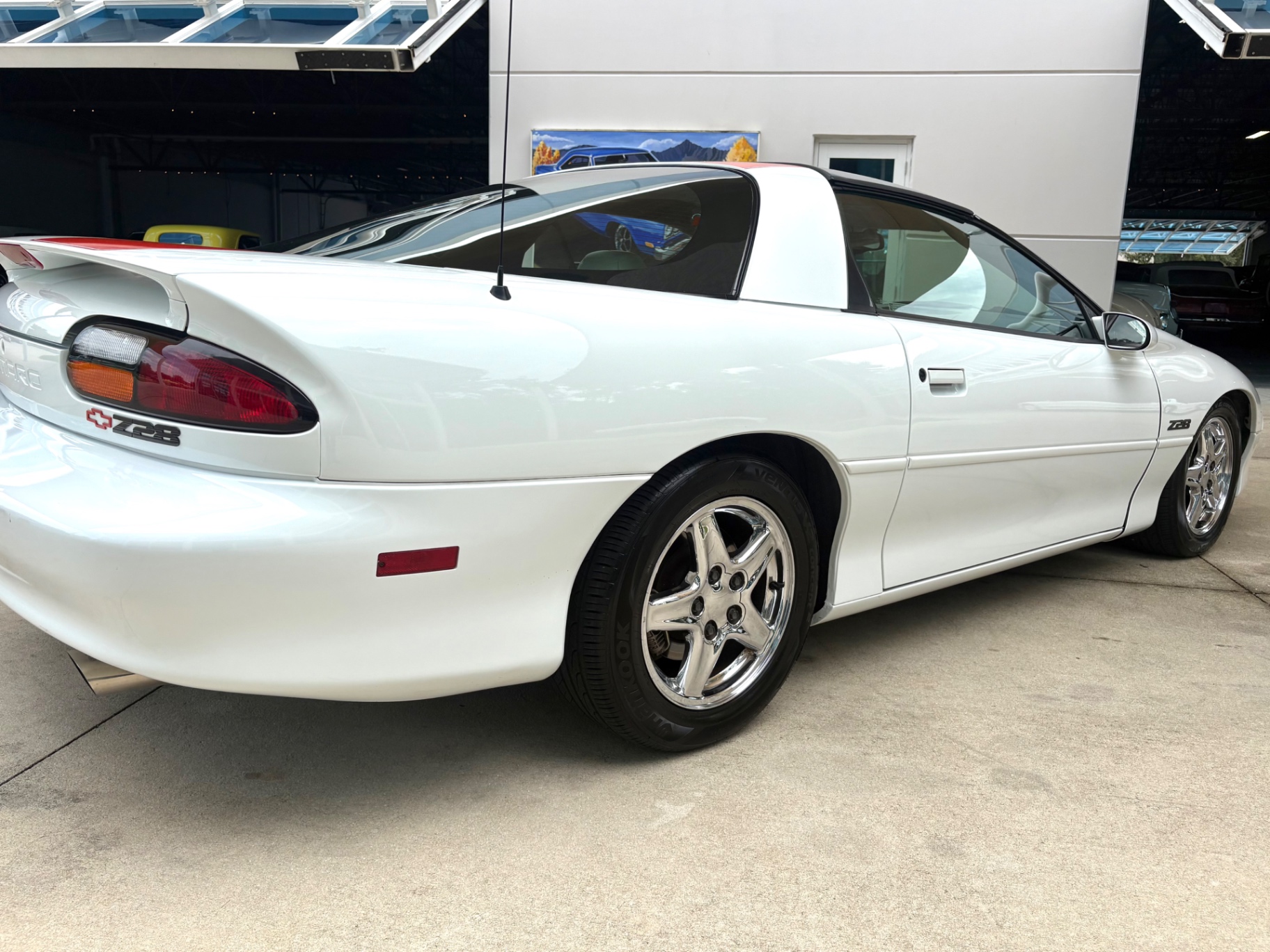 Vehicle photo 16