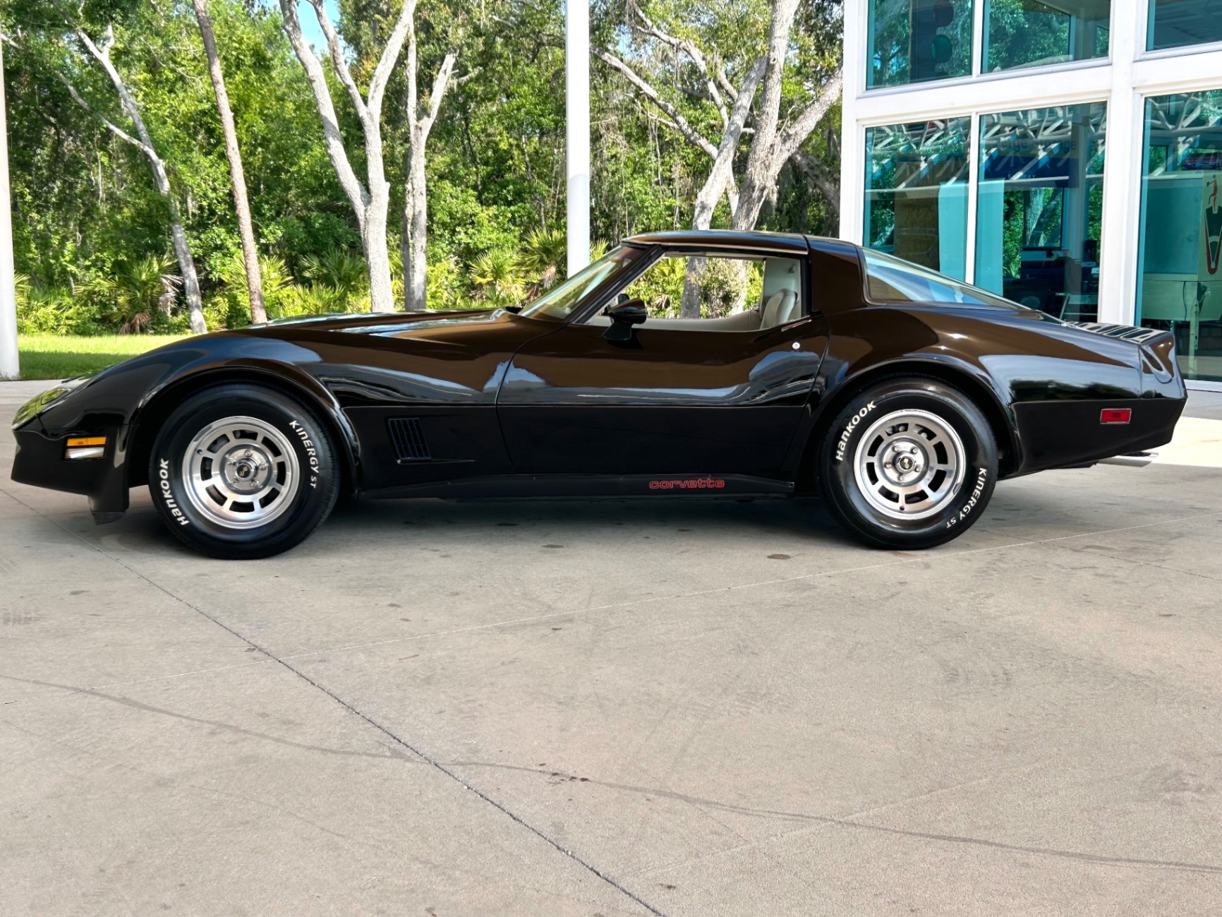 Vehicle photo 8