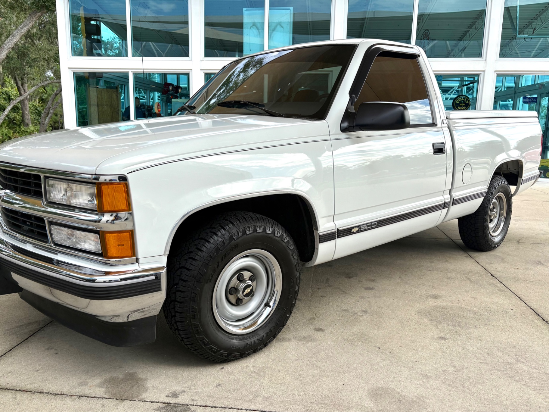 Vehicle photo 11