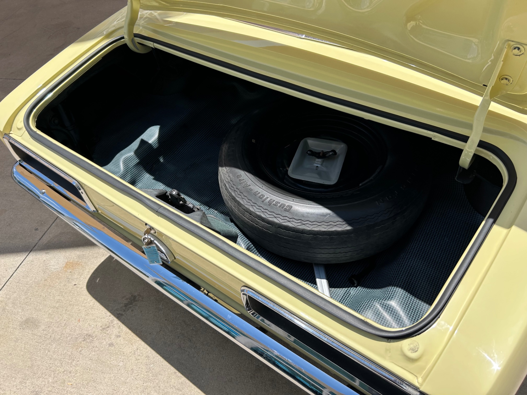 Vehicle photo 6
