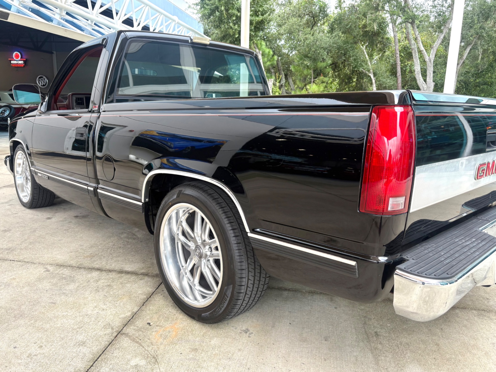 Vehicle photo 15