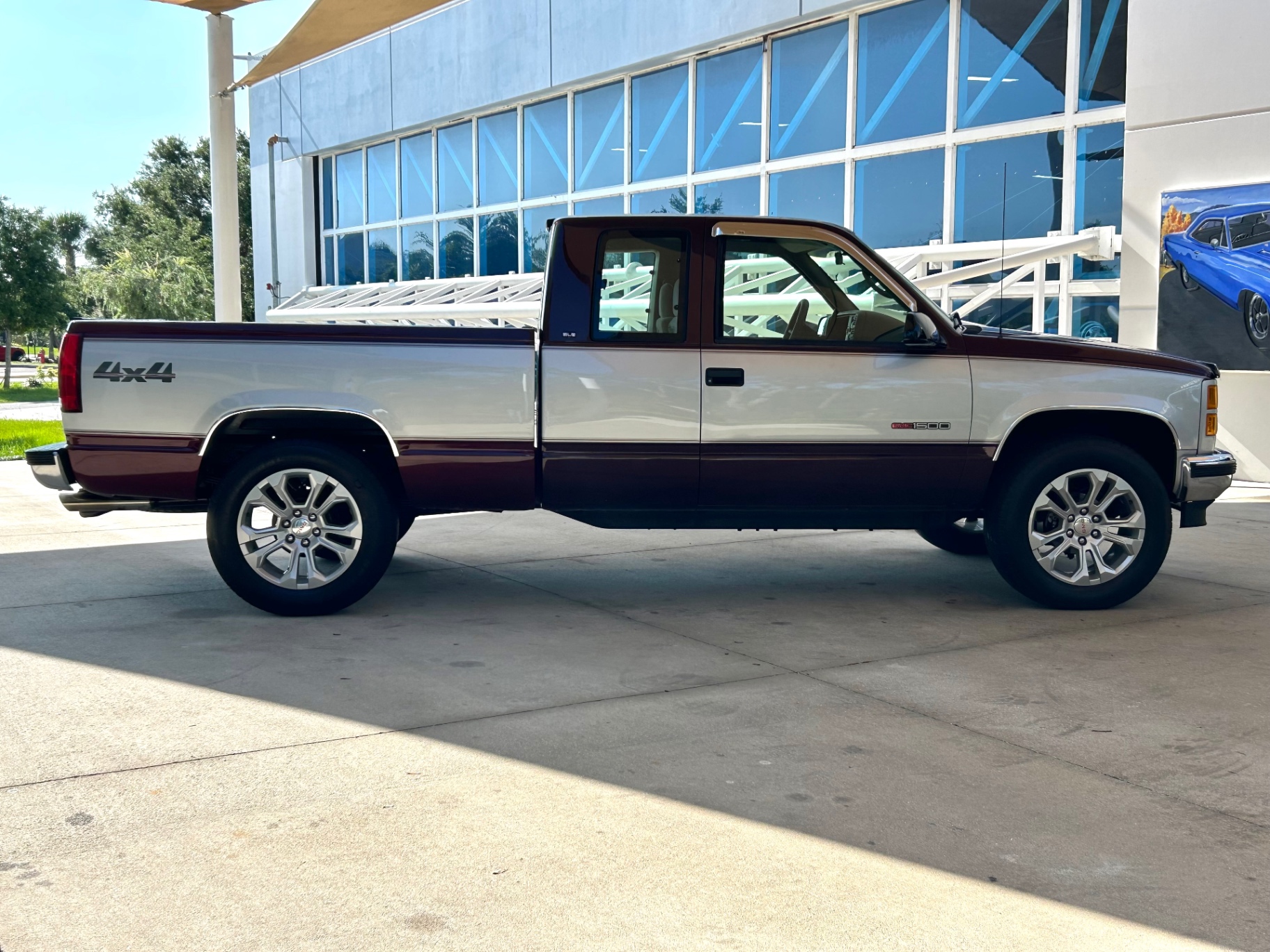 Vehicle photo 4