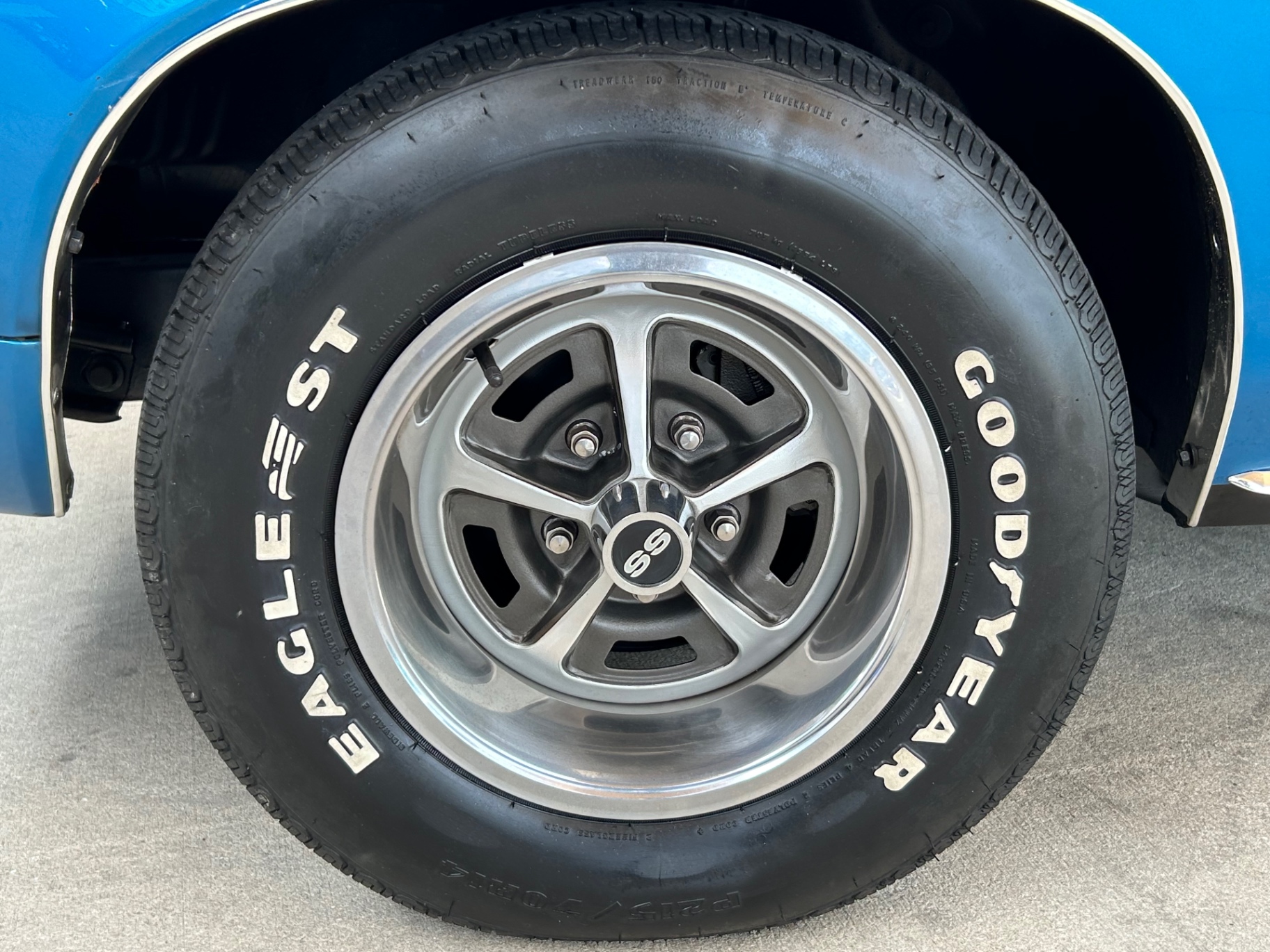Vehicle photo 13