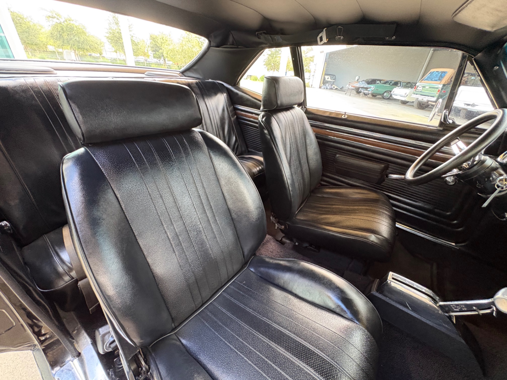 Vehicle photo 43