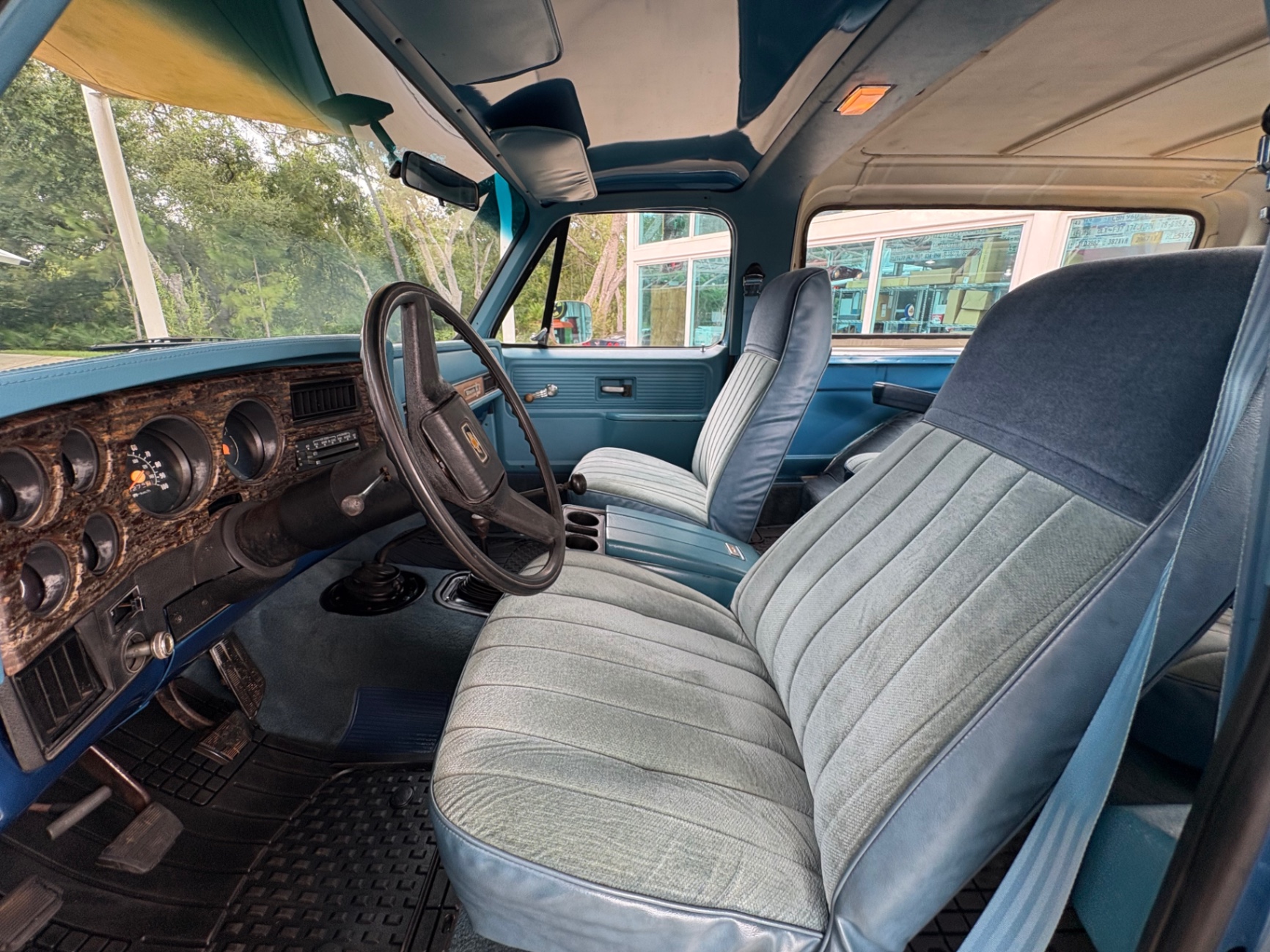 Vehicle photo 32
