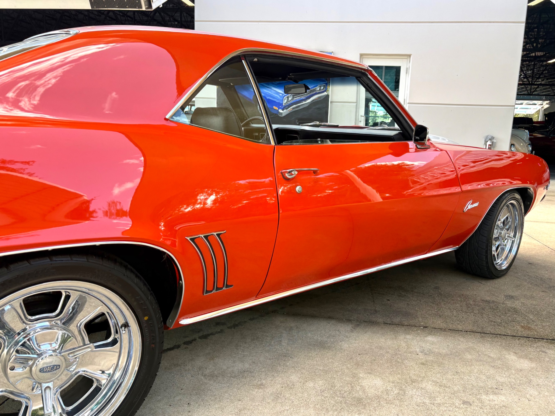 Vehicle photo 17