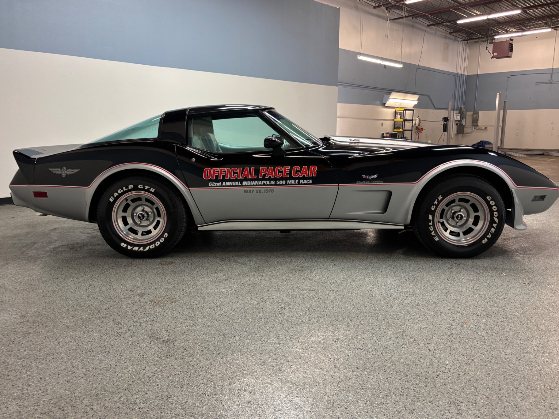 Vehicle photo 8