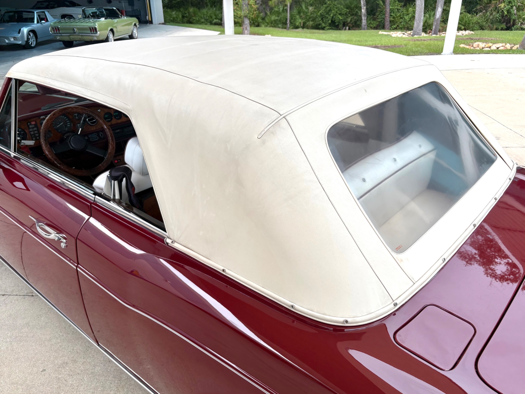 Vehicle photo 25