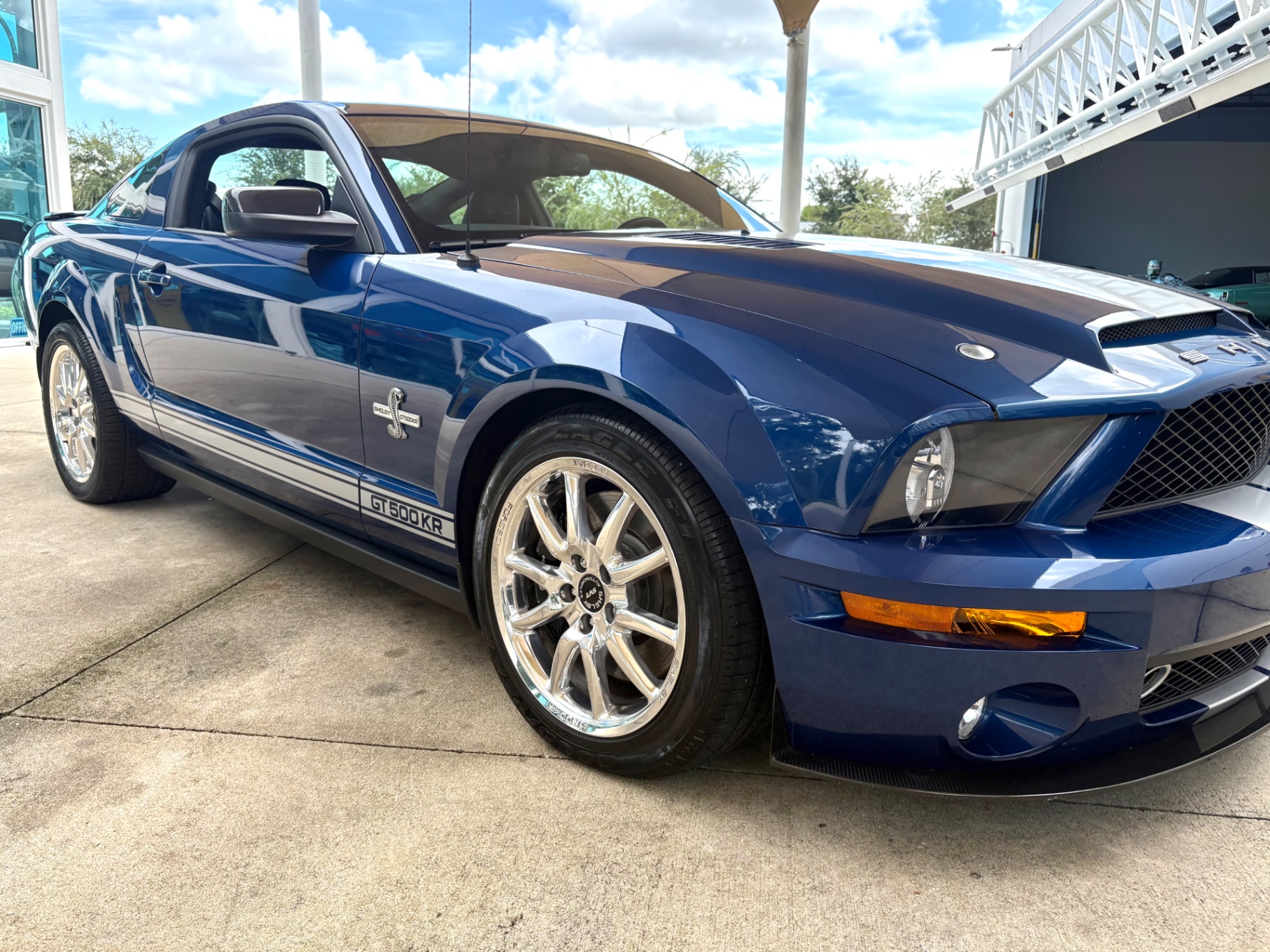 Vehicle photo 19