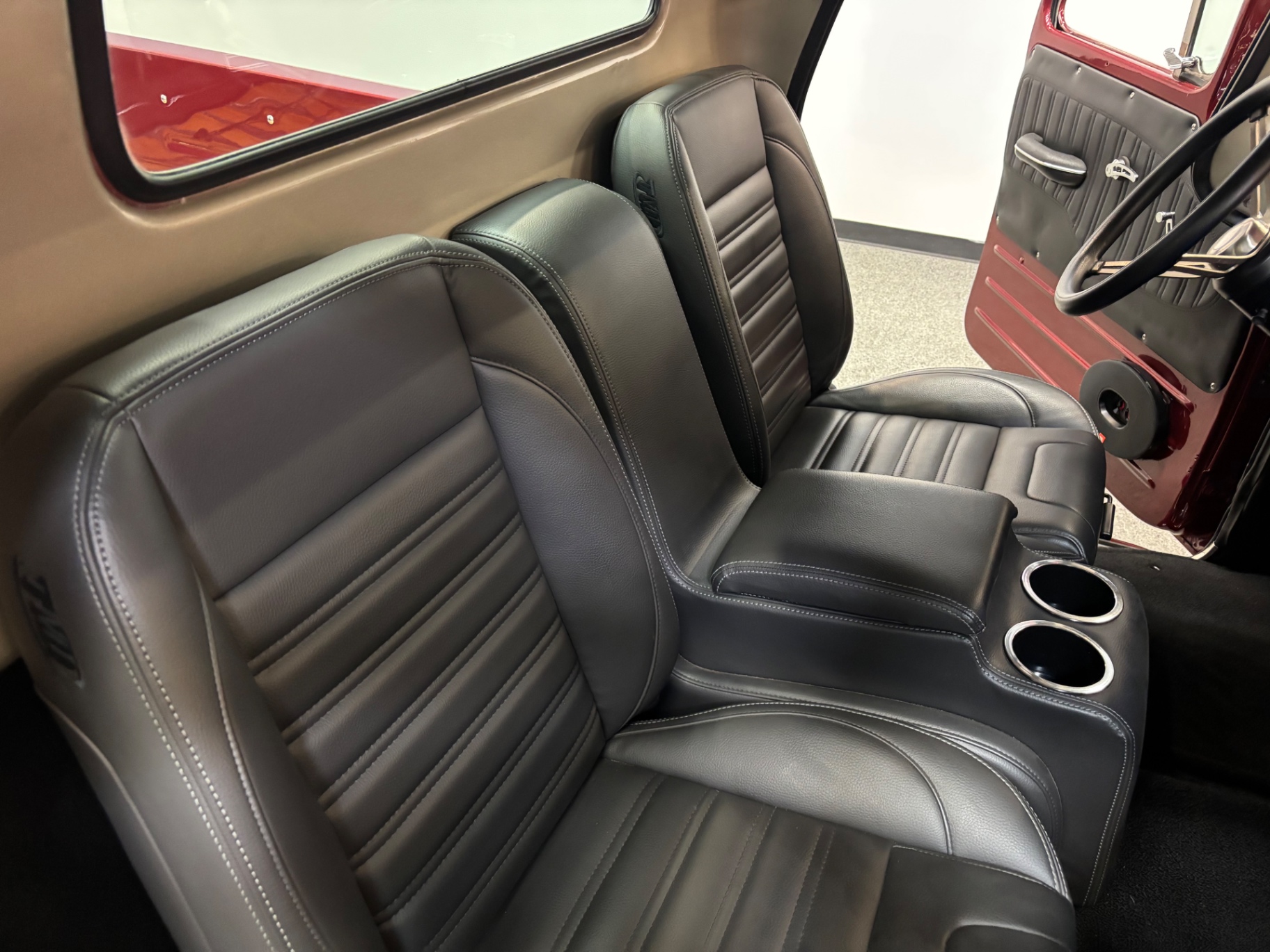 Vehicle photo 29