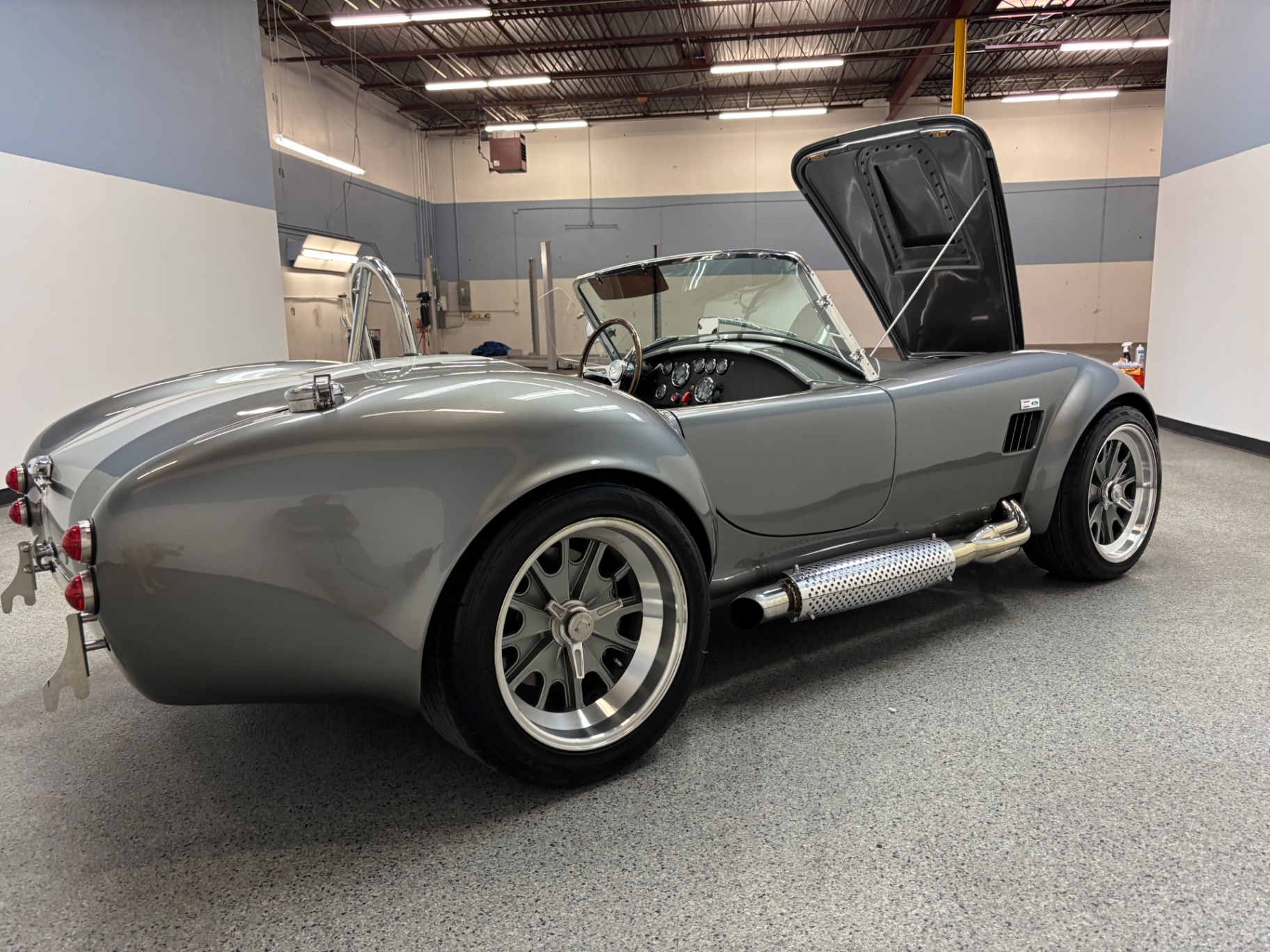 Vehicle photo 12