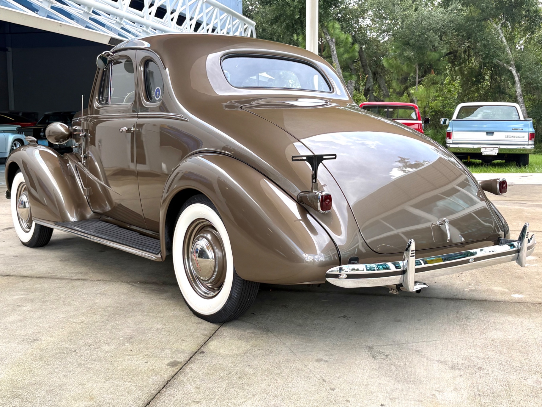 Vehicle photo 9
