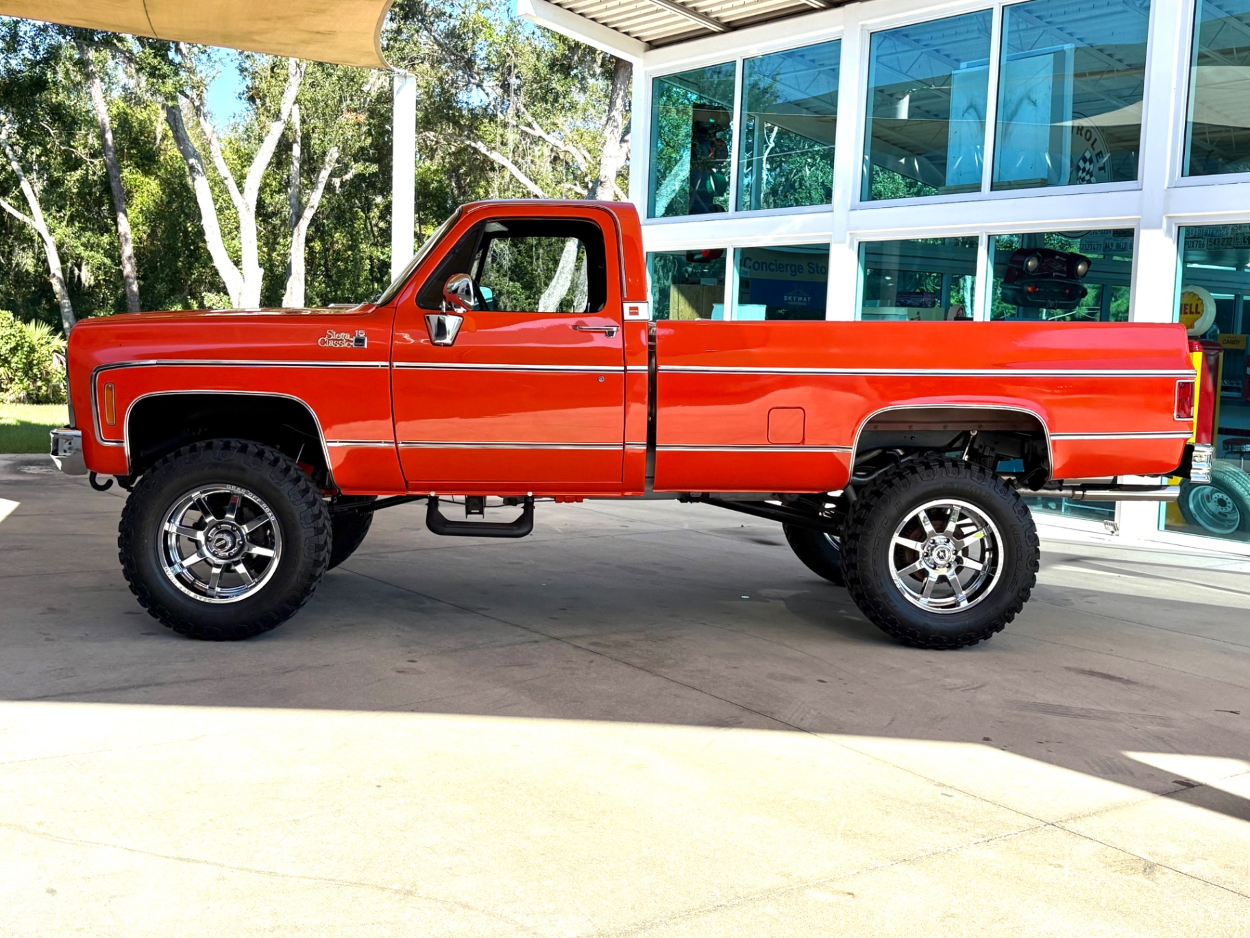Vehicle photo 9