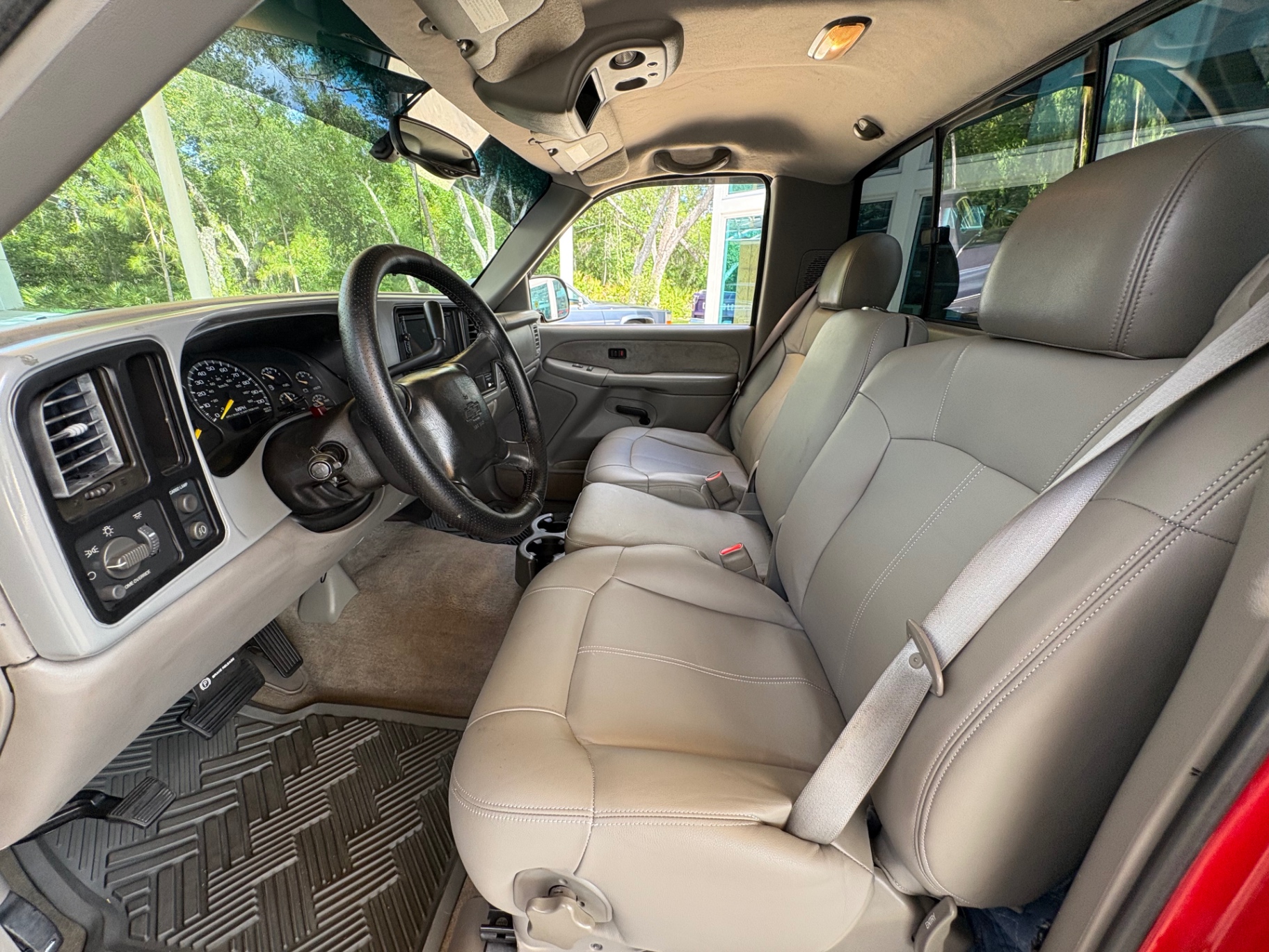 Vehicle photo 32
