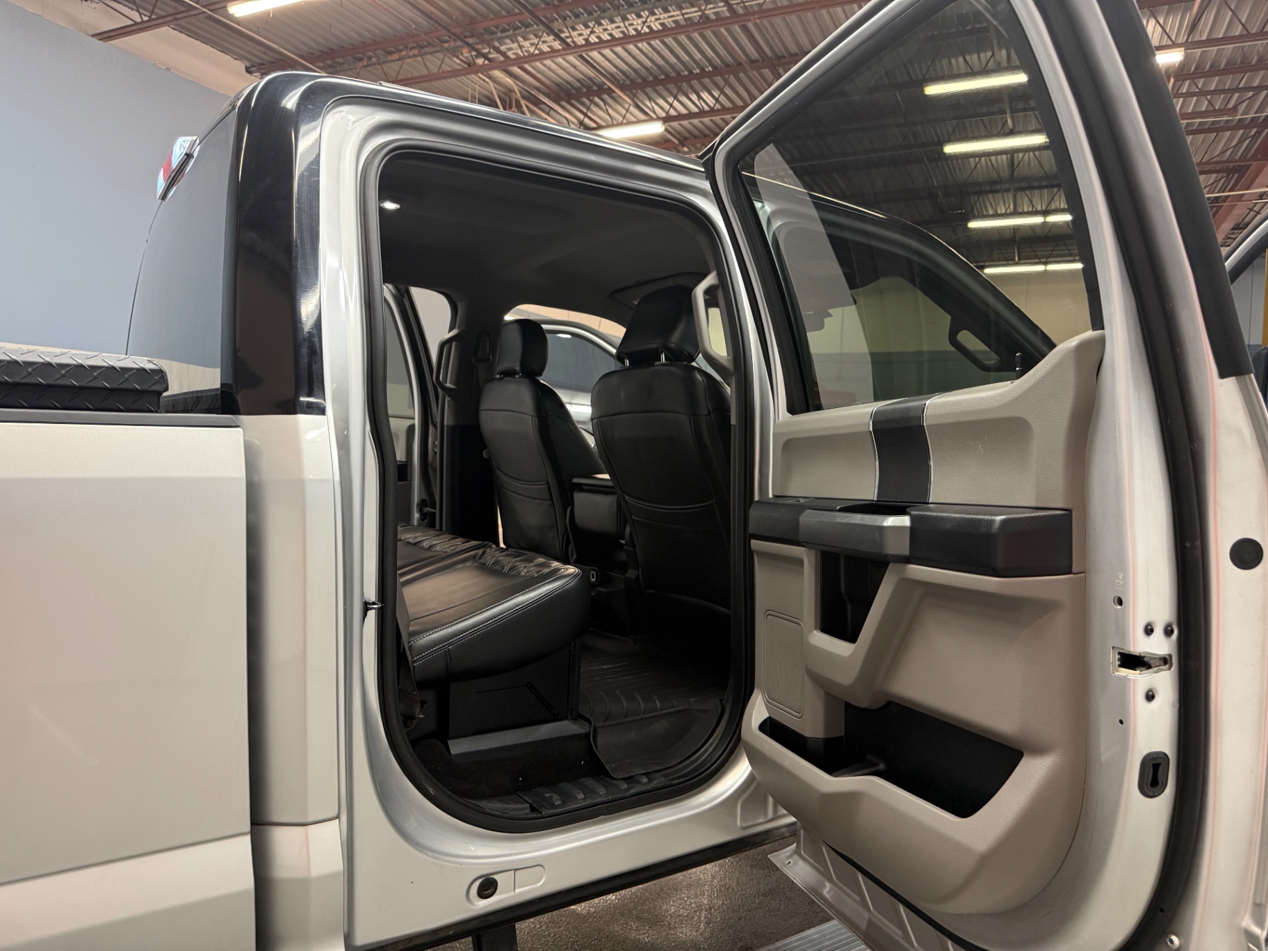 Vehicle photo 33